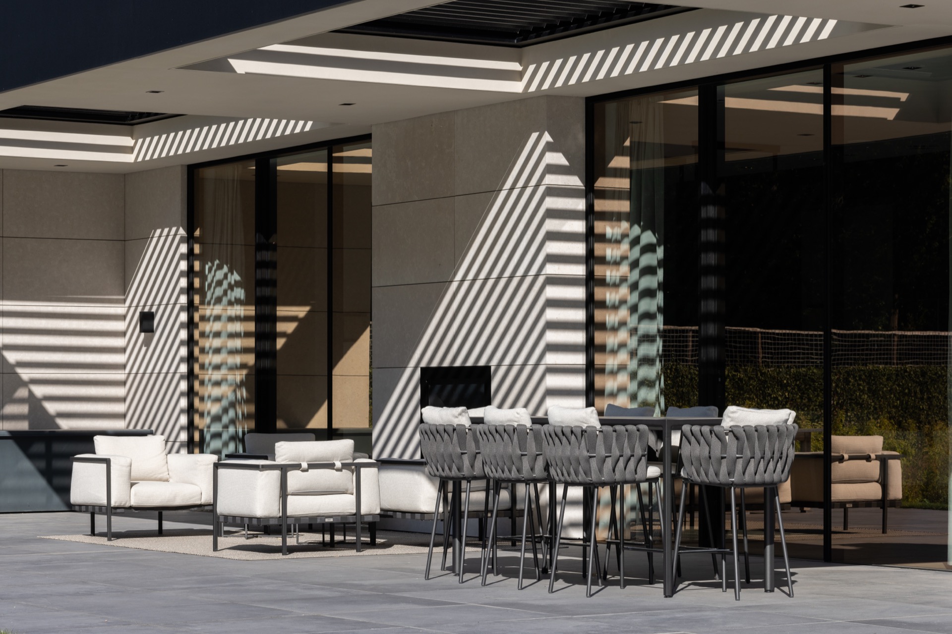villa loft moderna di lusso con cucina open space: terrazza moderna con grande facciata in vetro e area salotto coperta, Luxury, Design, Exclusive, Modern, Custom Made, Special, Beautiful