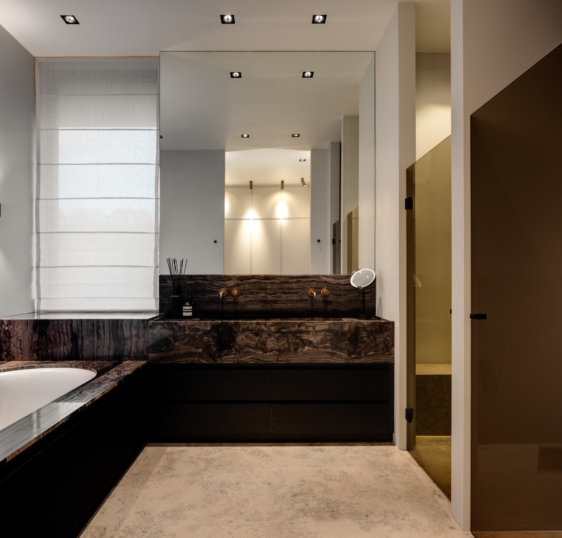 villa loft moderna di lusso con cucina open space: bagno con piano in pietra, mobili base scuri e vista aperta sul corridoio, Luxury, Design, Exclusive, Modern, Custom Made, Special, Beautiful