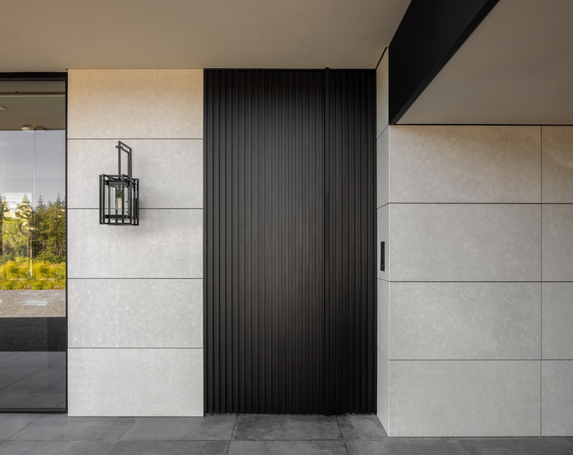 villa loft moderna di lusso con cucina open space: dettaglio facciata con rivestimento chiaro e cancello a lamelle scuro, Luxury, Design, Exclusive, Modern, Custom Made, Special, Beautiful