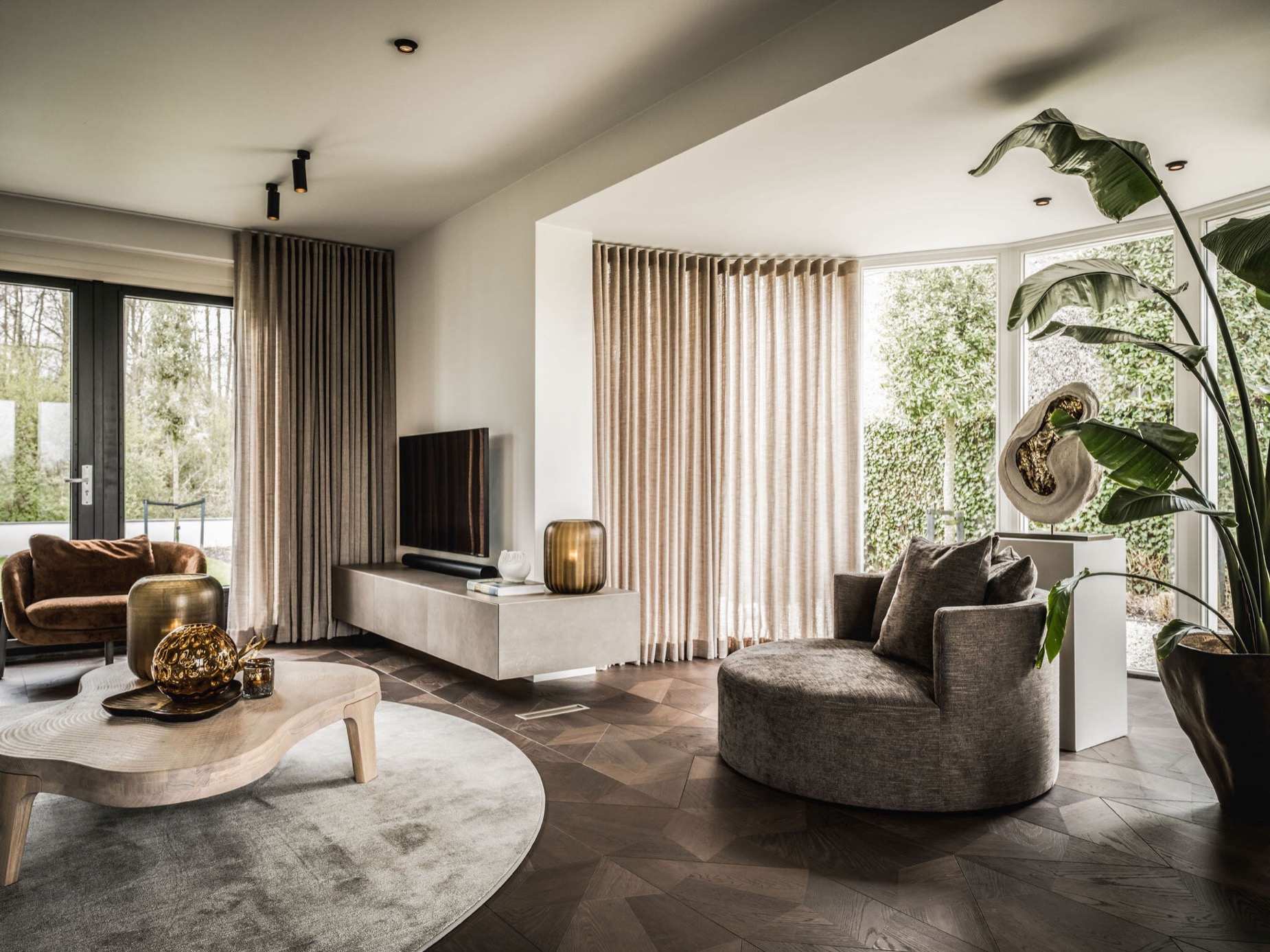 interni casa moderni: seduta moderna morbida con piante nel soggiorno., Luxury, Design, Exclusive, Modern, Custom Made, Special, Beautiful