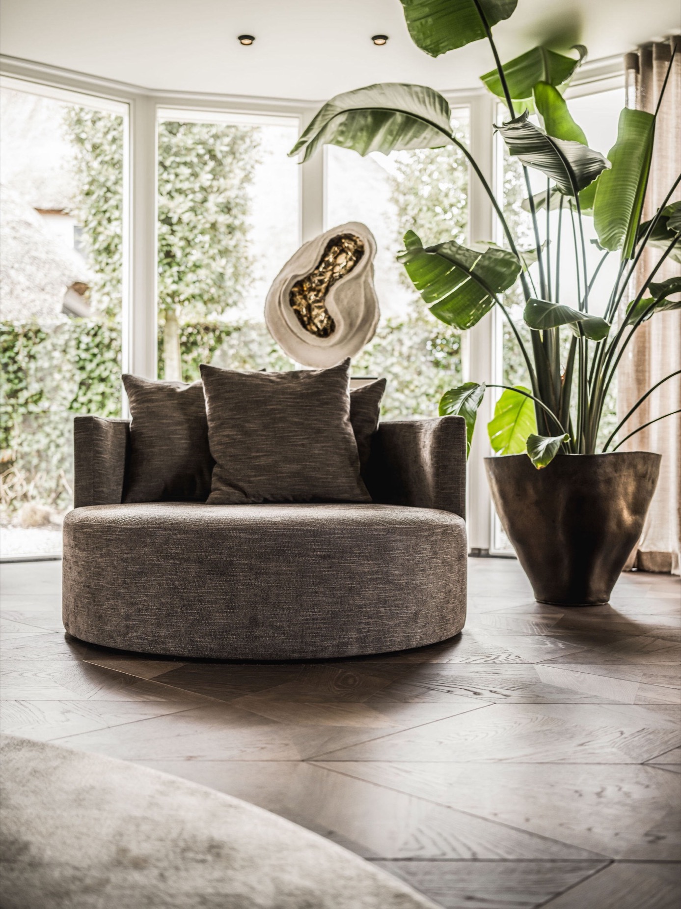 interni casa moderni: angolo salotto con grande pianta e mobili grigi in un soggiorno luminoso, Luxury, Design, Exclusive, Modern, Custom Made, Special, Beautiful