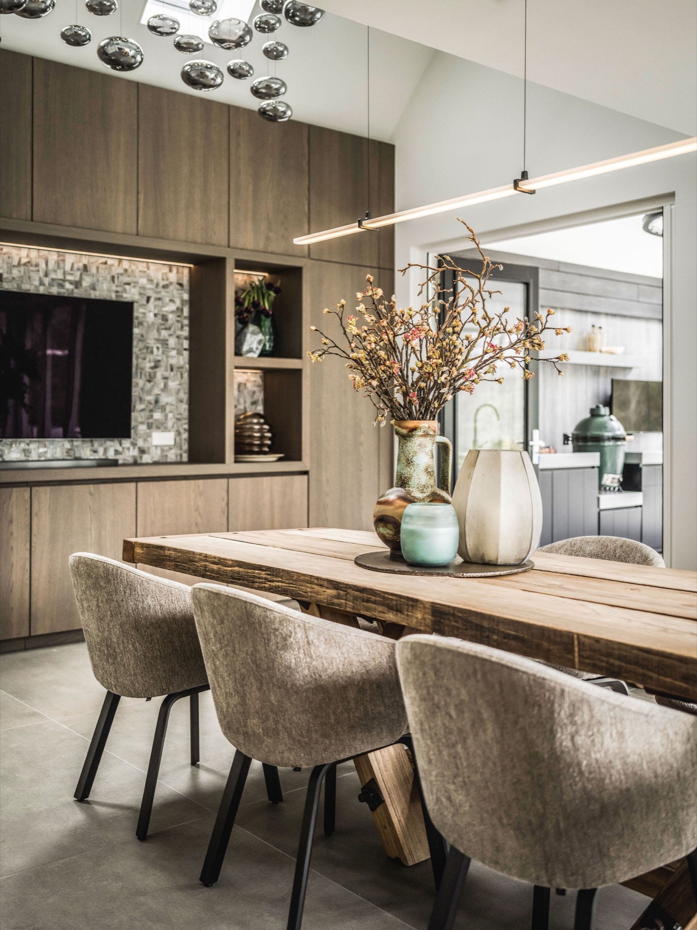 interni casa moderni: sala da pranzo con tavolo in legno e vasi decorativi, Luxury, Design, Exclusive, Modern, Custom Made, Special, Beautiful