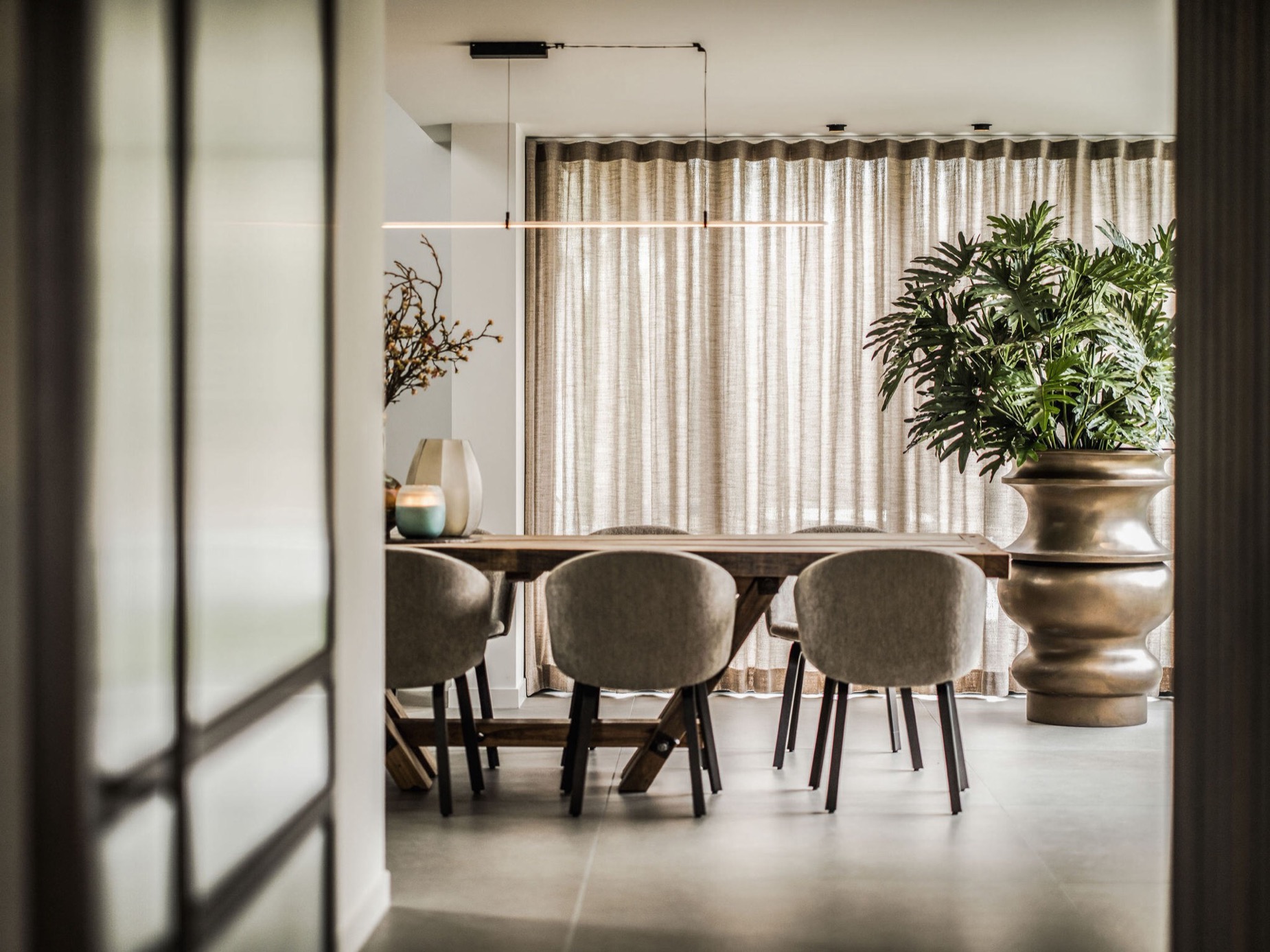 interni casa moderni: tavolo da pranzo con sedie beige e grande pianta in vaso di rame in una sala da pranzo luminosa, Luxury, Design, Exclusive, Modern, Custom Made, Special, Beautiful
