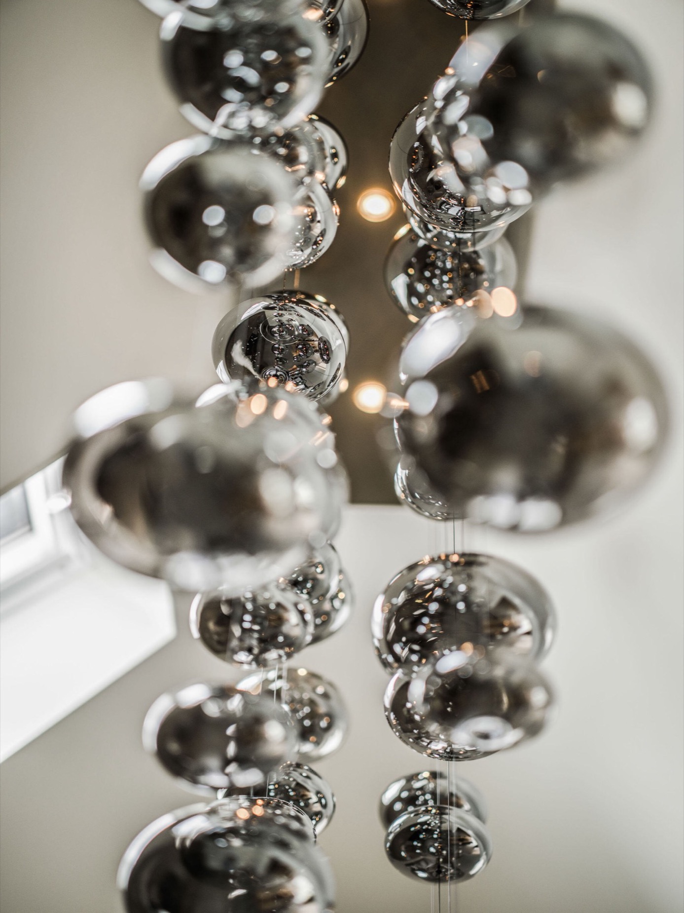 interni casa moderni: lampade sospese in vetro a forma di bolle con riflessi., Luxury, Design, Exclusive, Modern, Custom Made, Special, Beautiful