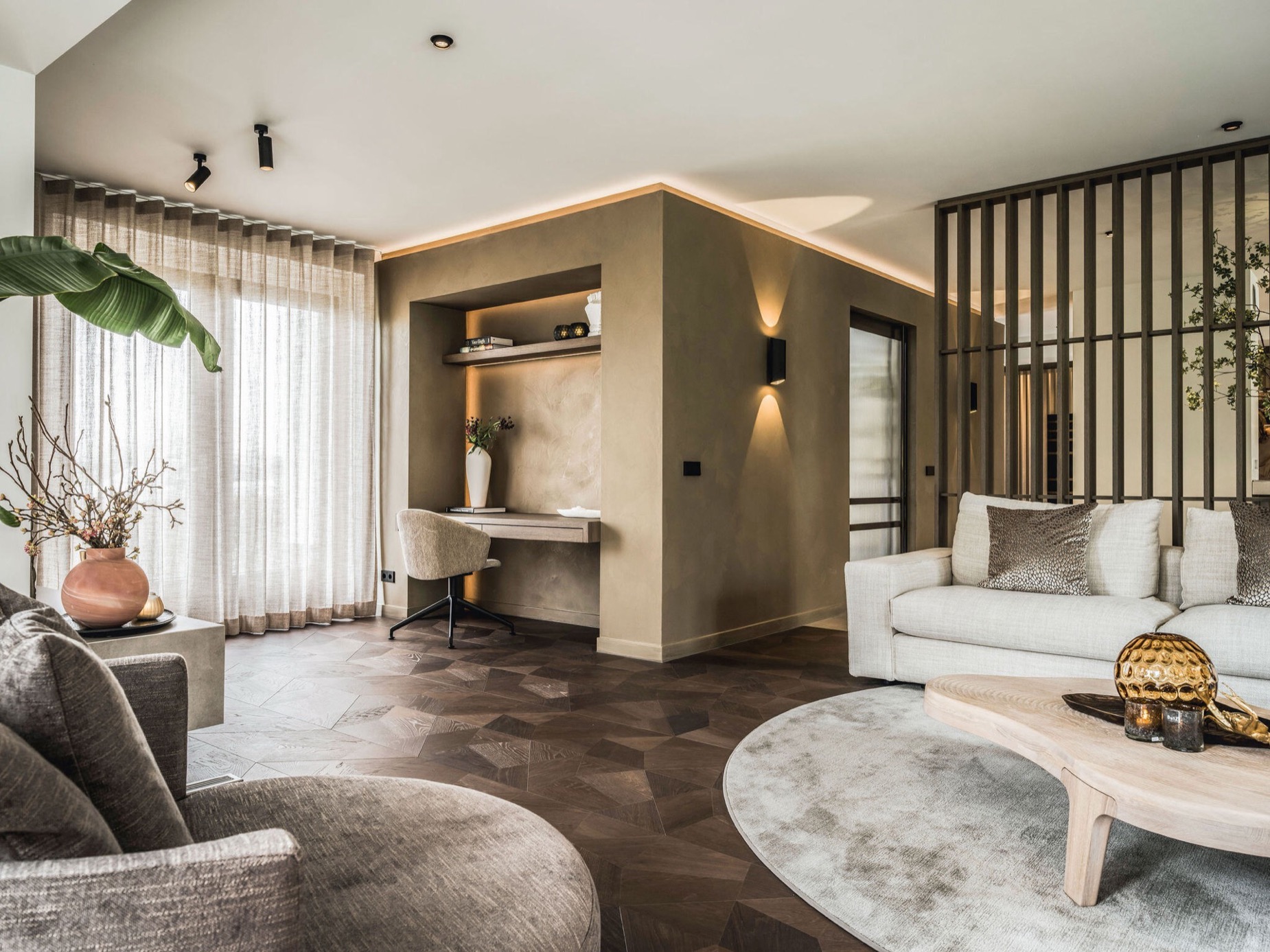 interni casa moderni: soggiorno con grandi finestre e pavimento in legno per luce e spazio., Luxury, Design, Exclusive, Modern, Custom Made, Special, Beautiful