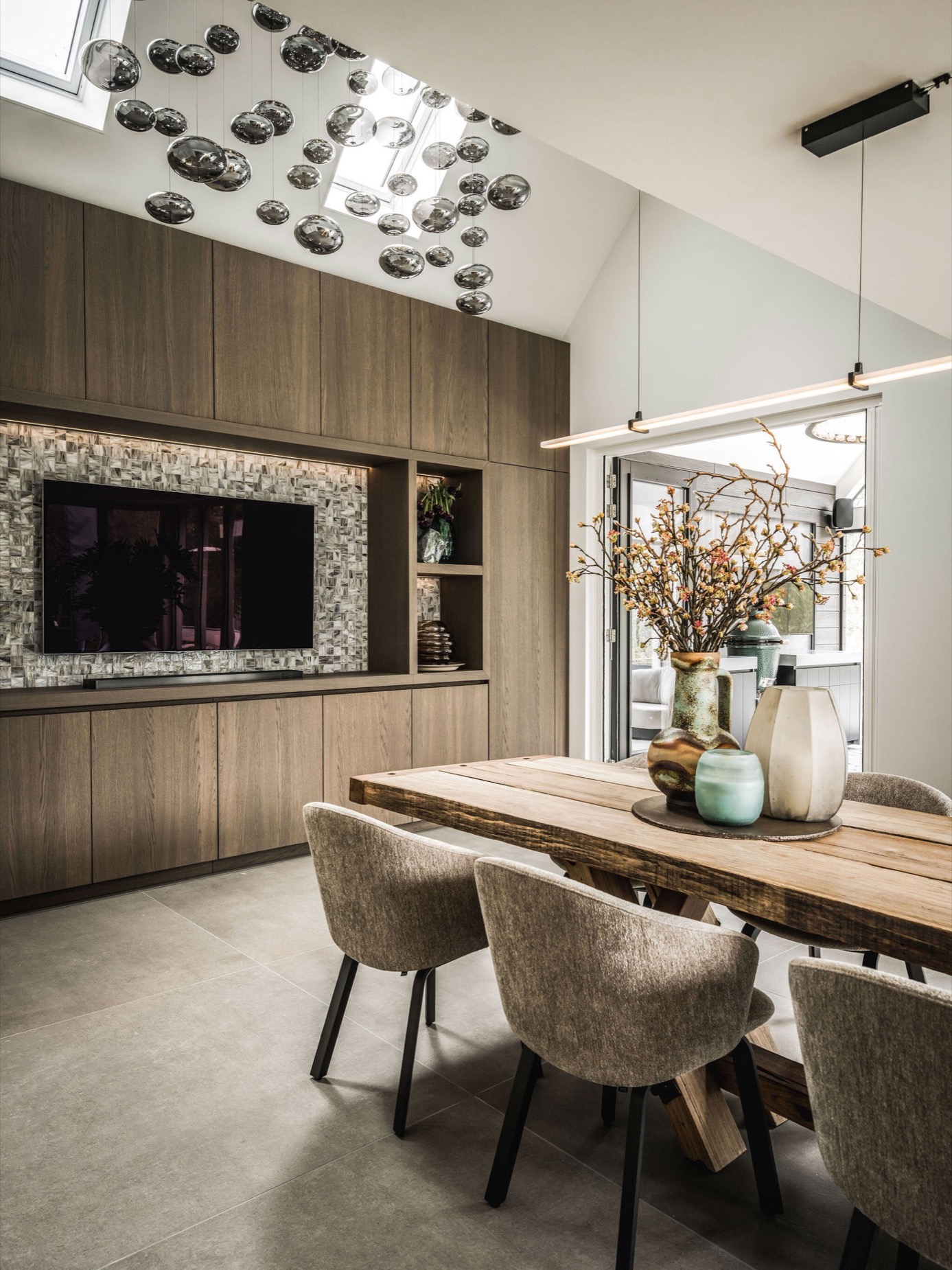 interni casa moderni: sala da pranzo con tavolo in legno, sedie di stoffa e vasi decorativi., Luxury, Design, Exclusive, Modern, Custom Made, Special, Beautiful