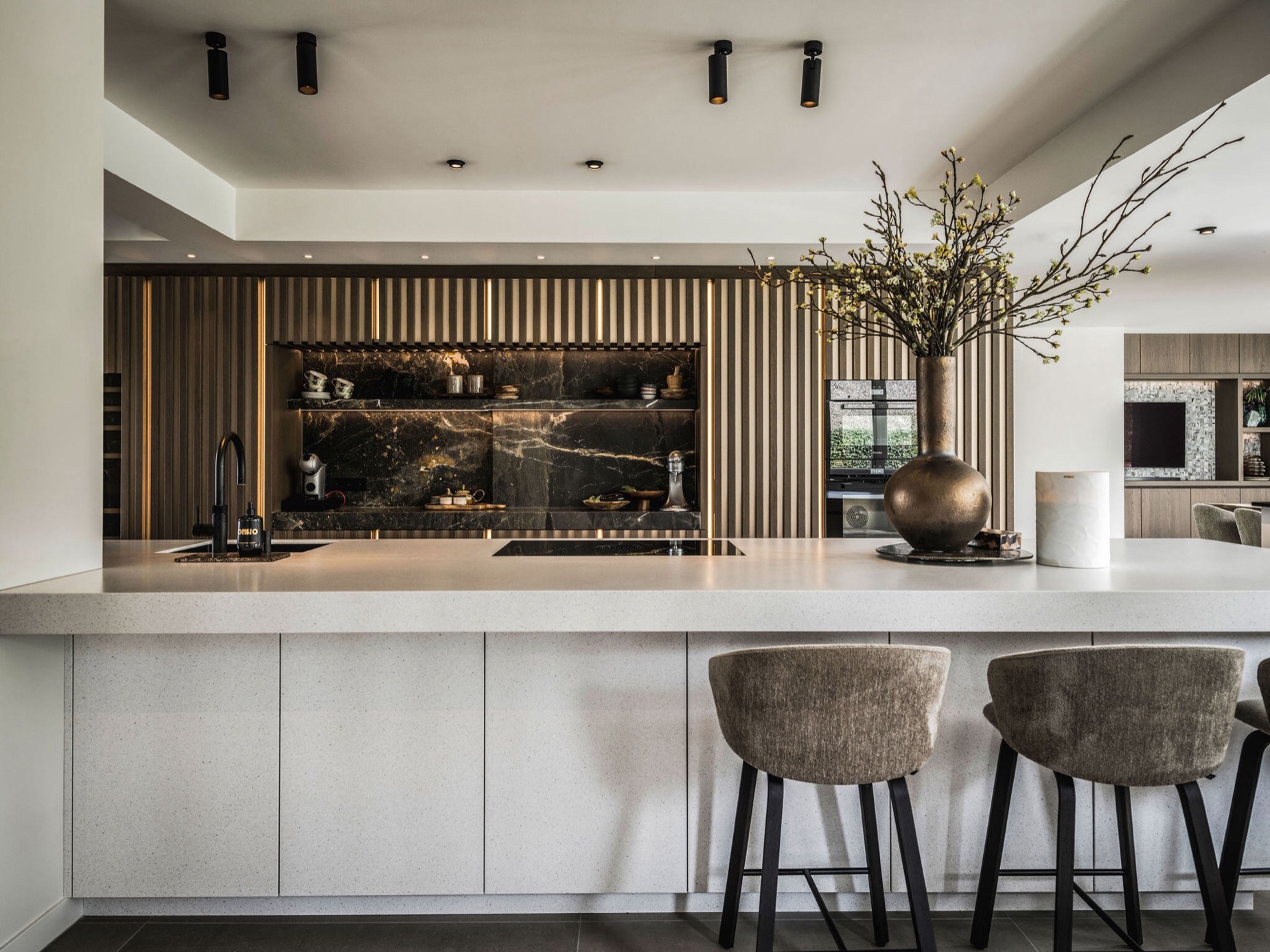 interni casa moderni: cucina moderna con schiena in marmo e pannelli di legno, Luxury, Design, Exclusive, Modern, Custom Made, Special, Beautiful