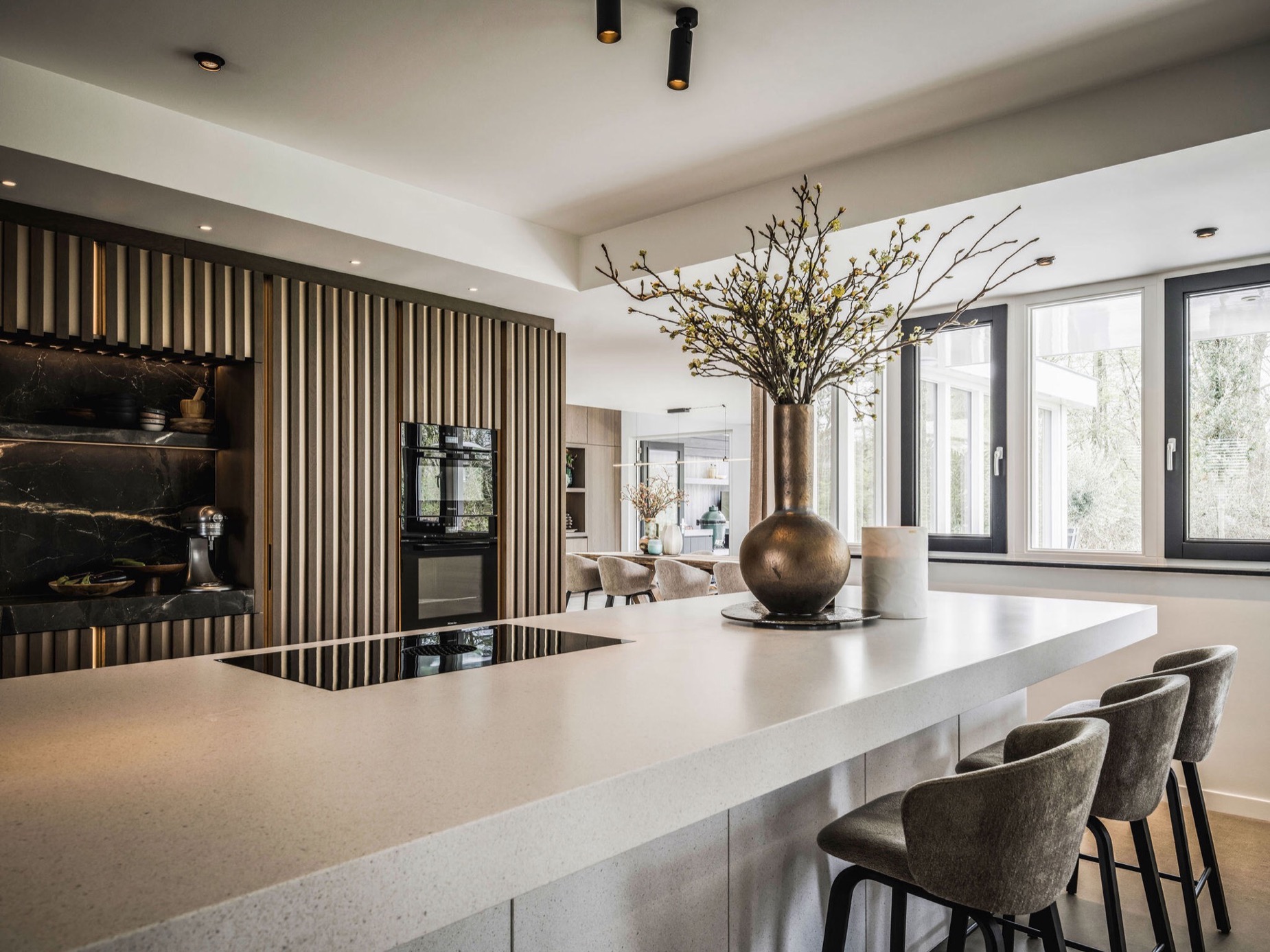 interni casa moderni: cucina moderna con bancone e grandi finestre per luce naturale, Luxury, Design, Exclusive, Modern, Custom Made, Special, Beautiful