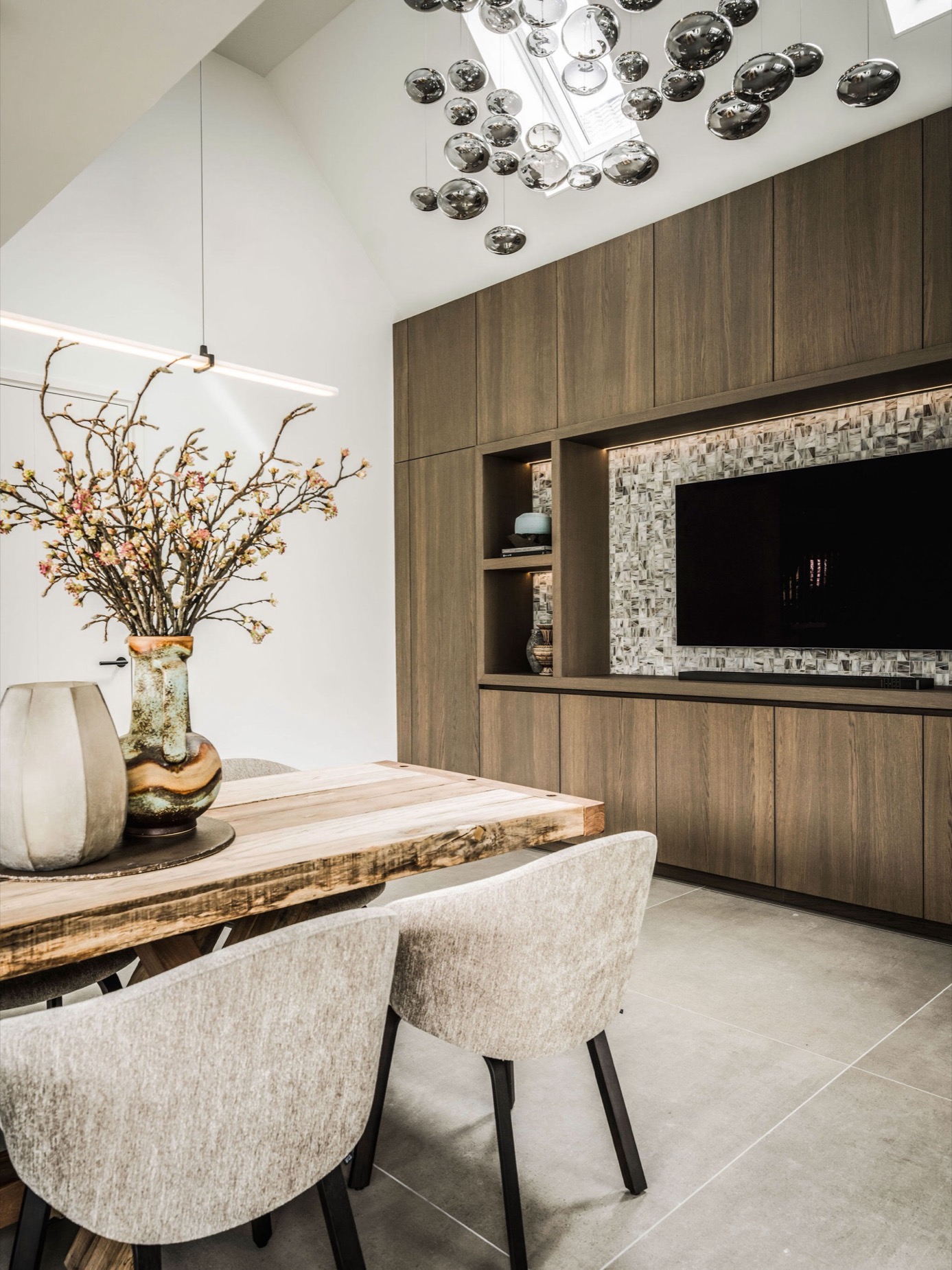 interni casa moderni: sala da pranzo con vaso di fiori e tavolo in legno, Luxury, Design, Exclusive, Modern, Custom Made, Special, Beautiful