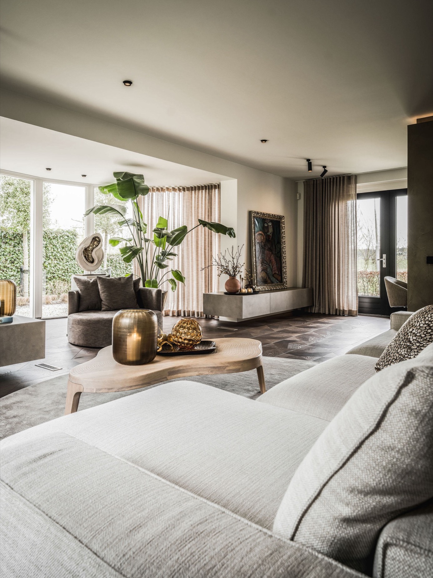interni casa moderni: soggiorno moderno con grandi finestre e piante., Luxury, Design, Exclusive, Modern, Custom Made, Special, Beautiful