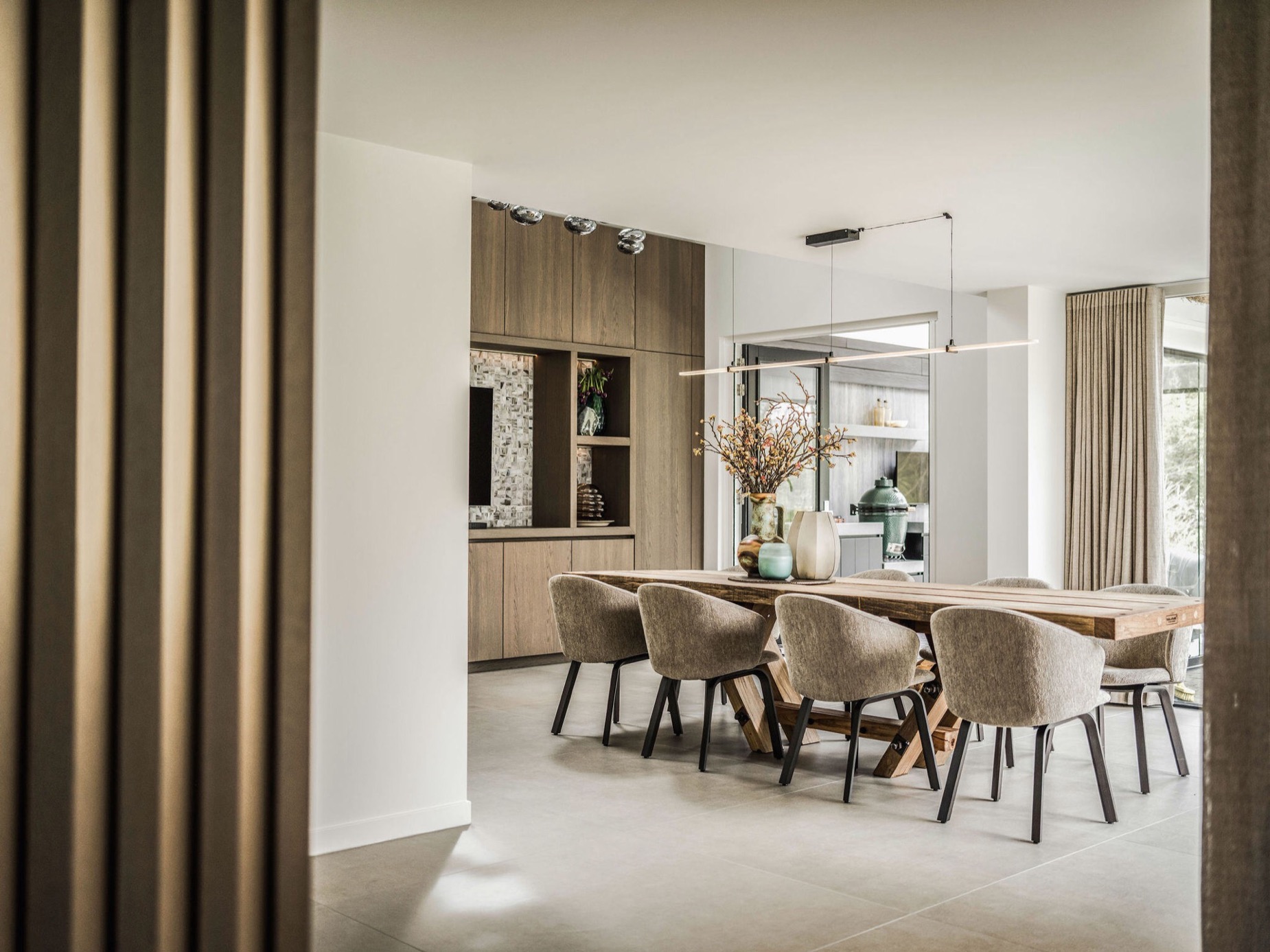 interni casa moderni: tavolo da pranzo con sedie morbide e vista su giardino, Luxury, Design, Exclusive, Modern, Custom Made, Special, Beautiful