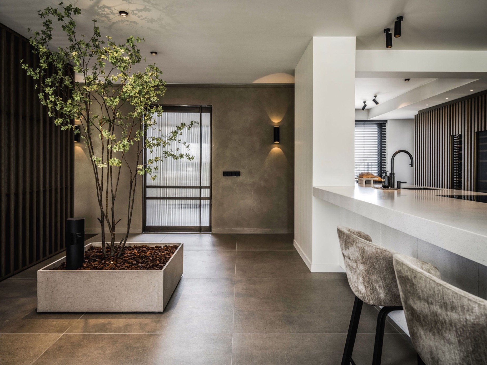 interni casa moderni: cucina moderna con isola e sgabelli, ampie finestre e finiture moderne, Luxury, Design, Exclusive, Modern, Custom Made, Special, Beautiful