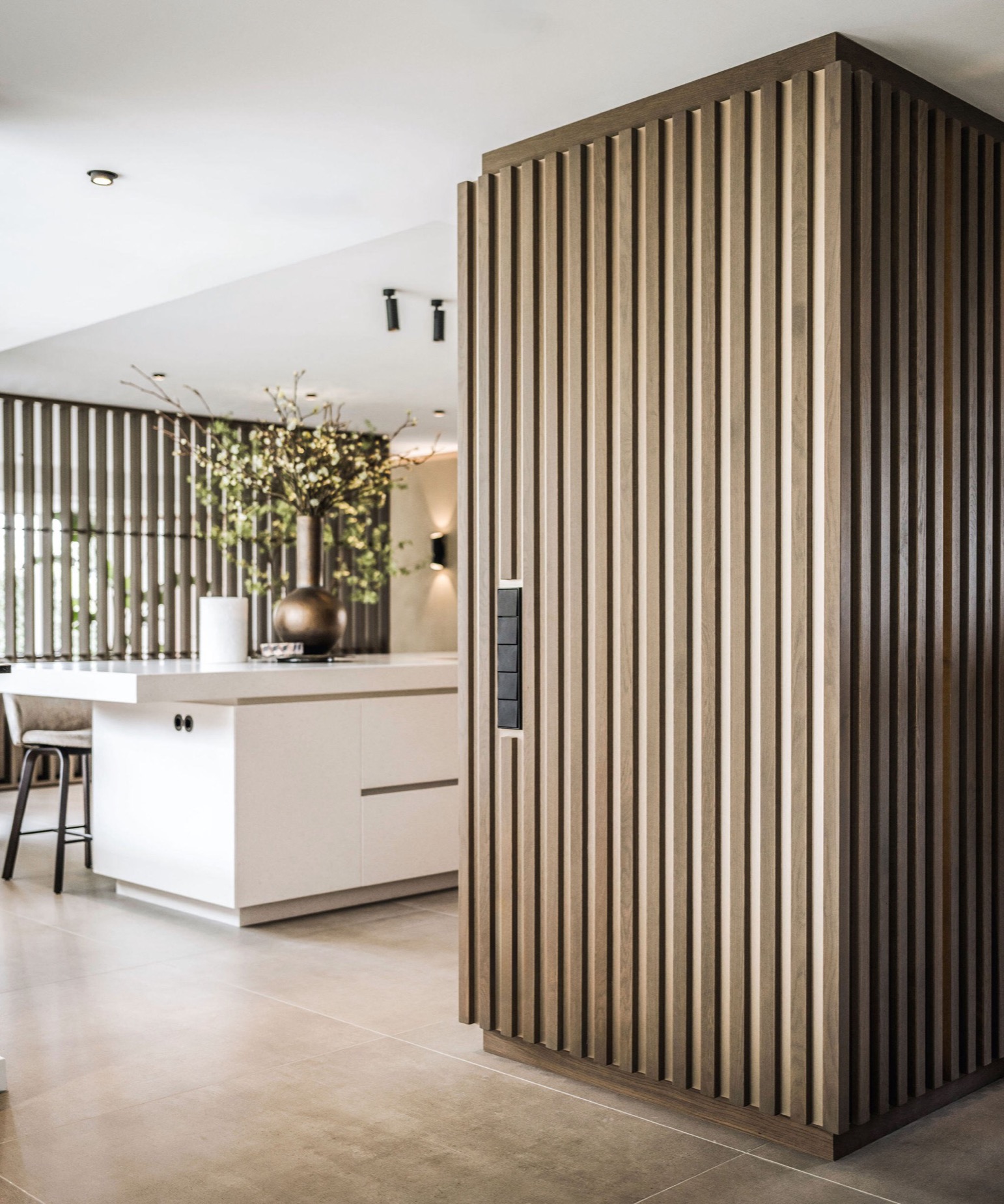 interni casa moderni: pannello wall in legno con listelli verticali in cucina, Luxury, Design, Exclusive, Modern, Custom Made, Special, Beautiful