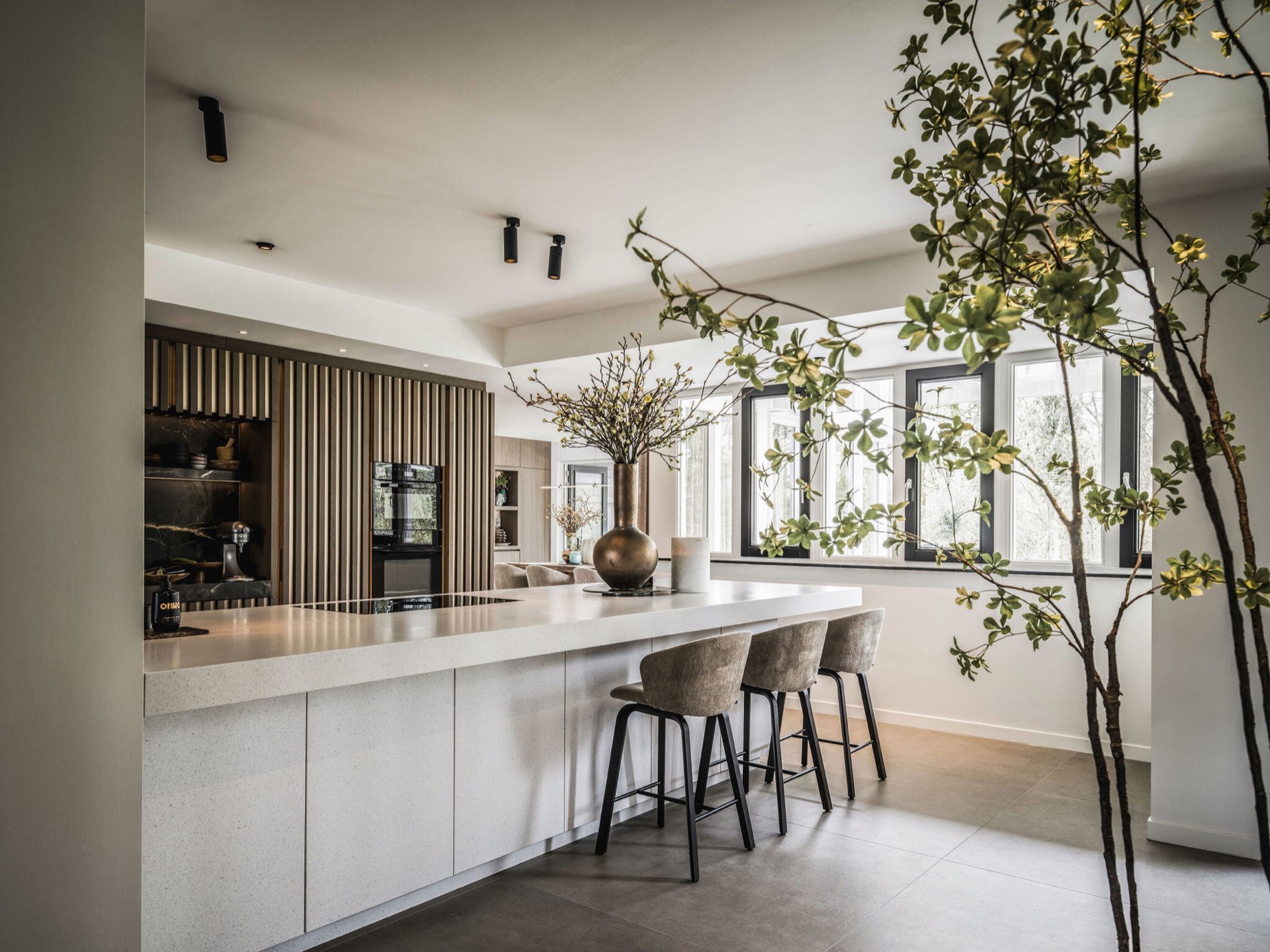 interni casa moderni: soggiorno con grandi finestre, decorazioni organiche e toni caldi, Luxury, Design, Exclusive, Modern, Custom Made, Special, Beautiful