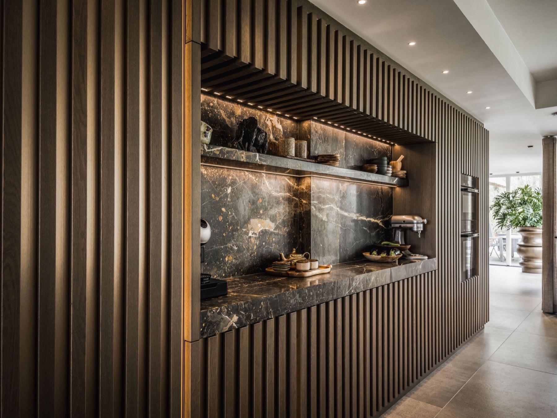 interni casa moderni: interno con parete in legno e illuminazione calda, Luxury, Design, Exclusive, Modern, Custom Made, Special, Beautiful