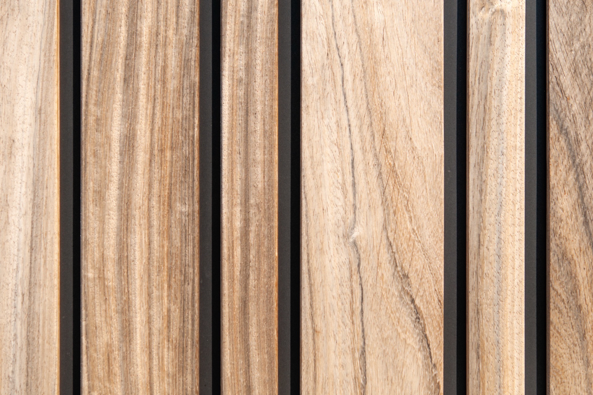 cancello scorrevole automatico con linee nere: primo piano di listelli del cancello in legno con profili neri verticali e, Luxury, Design, Exclusive, Modern, Custom Made, Special, Beautiful