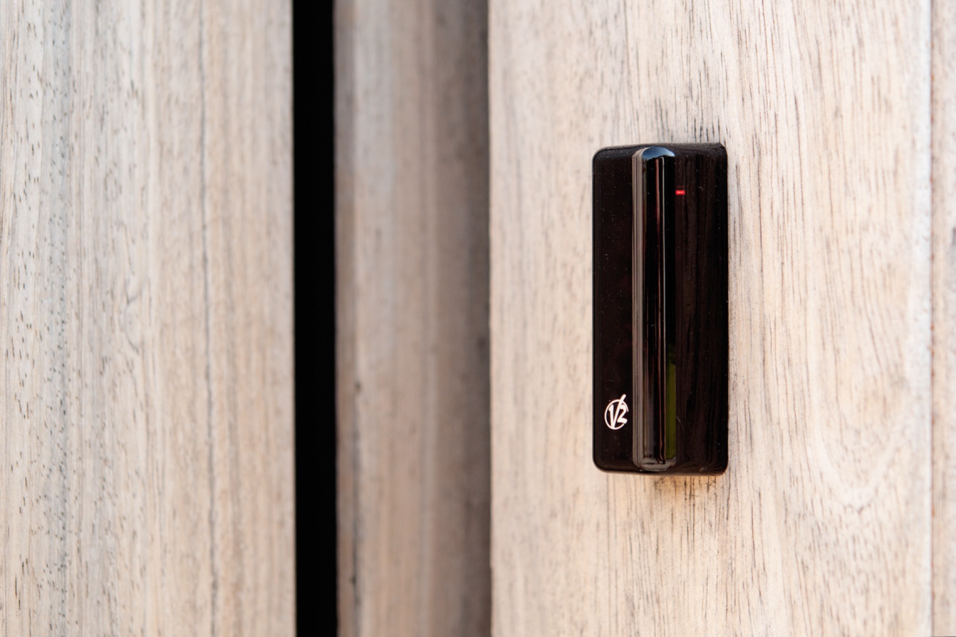 cancello scorrevole automatico con linee nere: dettaglio della superficie del cancello in legno con listelli verticali e, Luxury, Design, Exclusive, Modern, Custom Made, Special, Beautiful