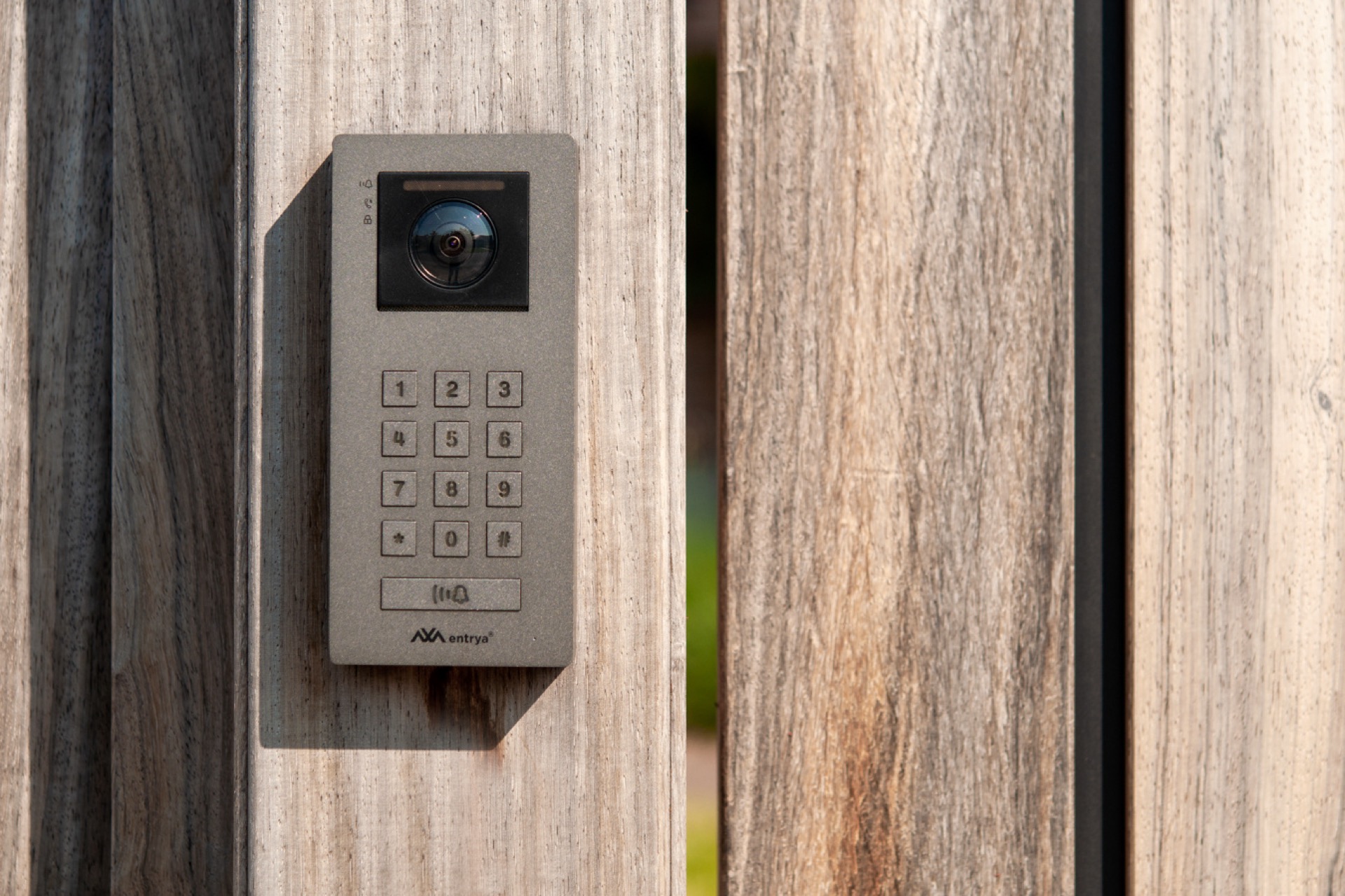 cancello scorrevole automatico con linee nere: pannello di comando integrato con telecamera e tasti numerati sul montante, Luxury, Design, Exclusive, Modern, Custom Made, Special, Beautiful