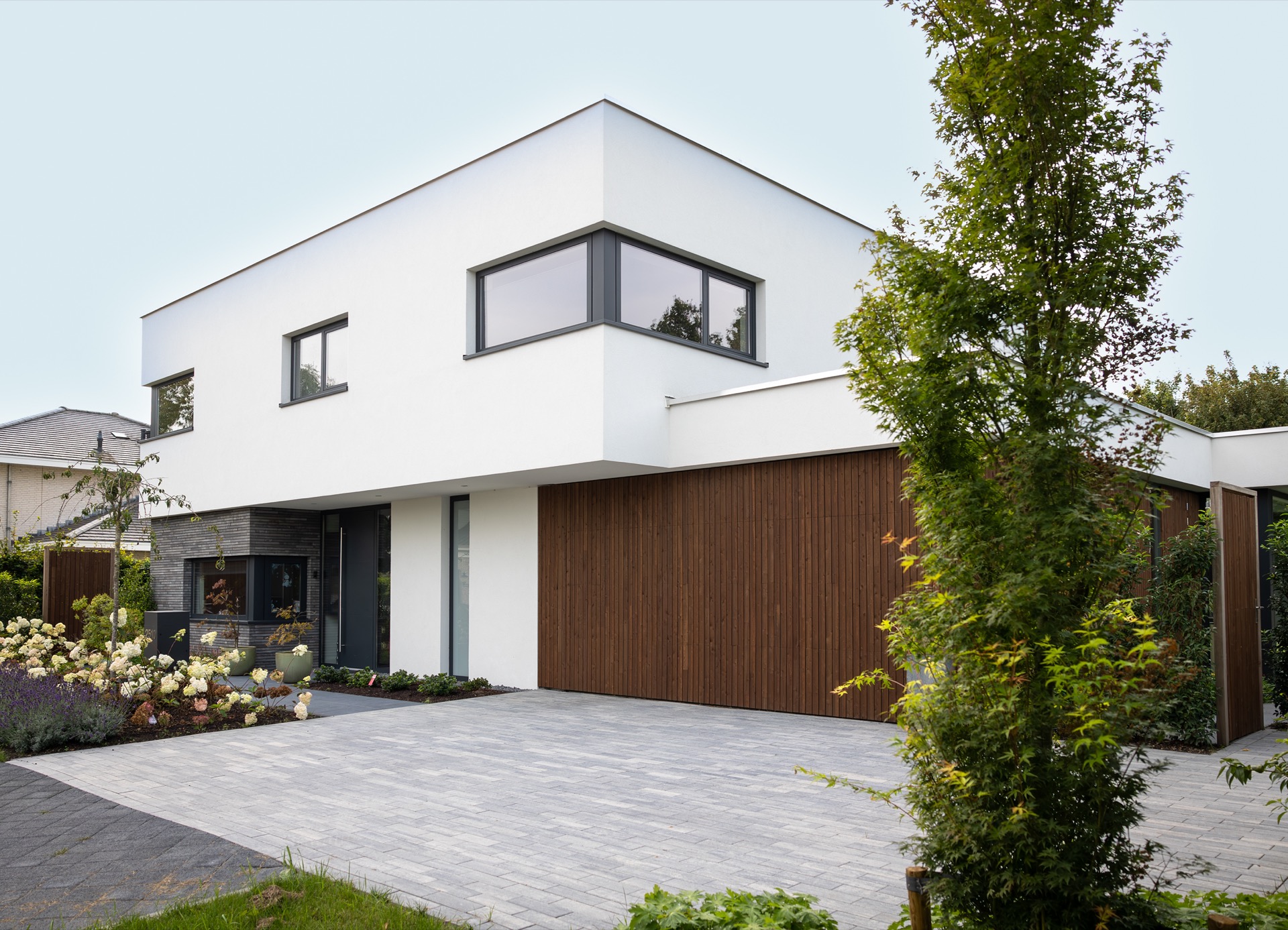 ristrutturazione casa: angolo della facciata di villa moderna con grandi finestre e rivestimento in legno sotto una pensilina, Luxe, Design, Exclusief, Modern, Maatwerk, Bijzondere, Mooie