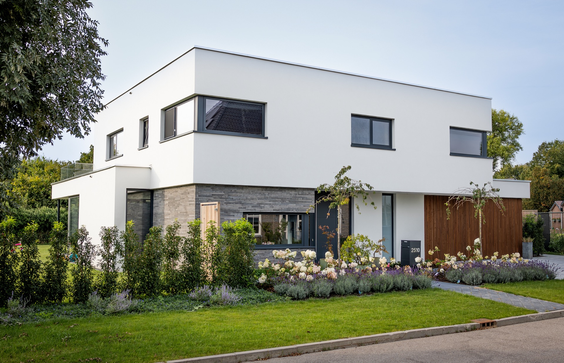 ristrutturazione casa: facciata di villa moderna con intonaco bianco, infissi scuri e rivestimento in legno verticale, Luxe, Design, Exclusief, Modern, Maatwerk, Bijzondere, Mooie