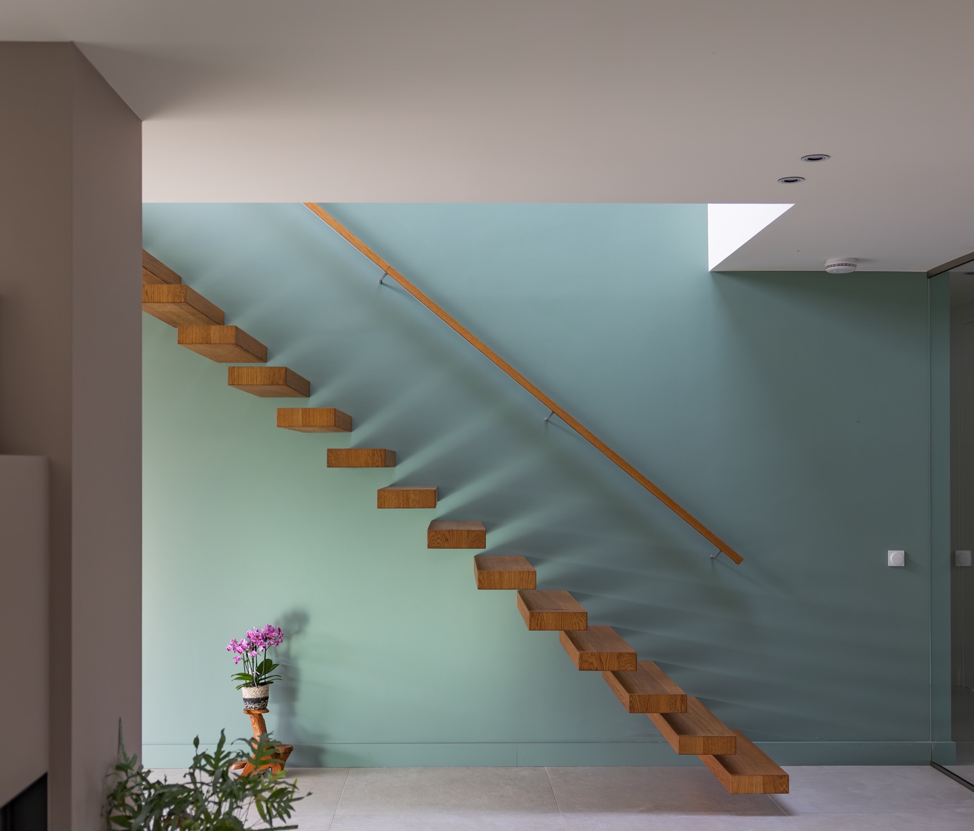 ristrutturazione casa: scala aperta nel corridoio con gradini in legno e parete blu chiaro, con faretti a soffitto, Luxe, Design, Exclusief, Modern, Maatwerk, Bijzondere, Mooie