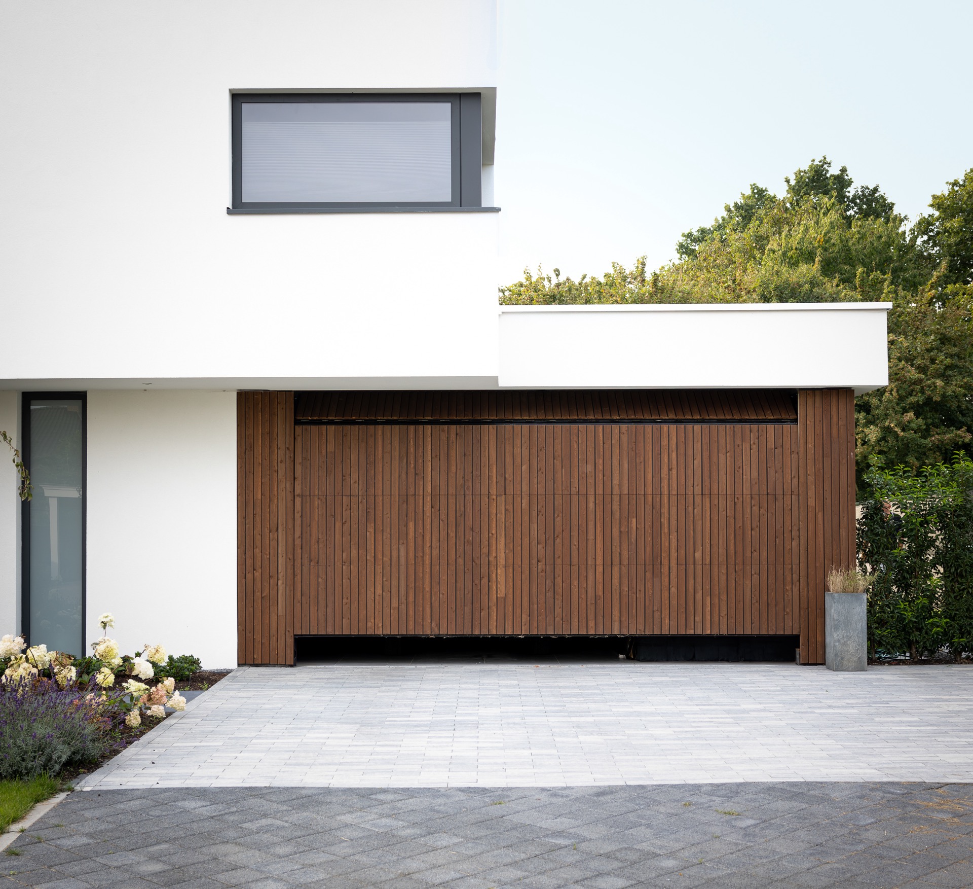 ristrutturazione casa: dettaglio di villa moderna: grande finestra sopra e rivestimento in legno sotto una pensilina, Luxe, Design, Exclusief, Modern, Maatwerk, Bijzondere, Mooie