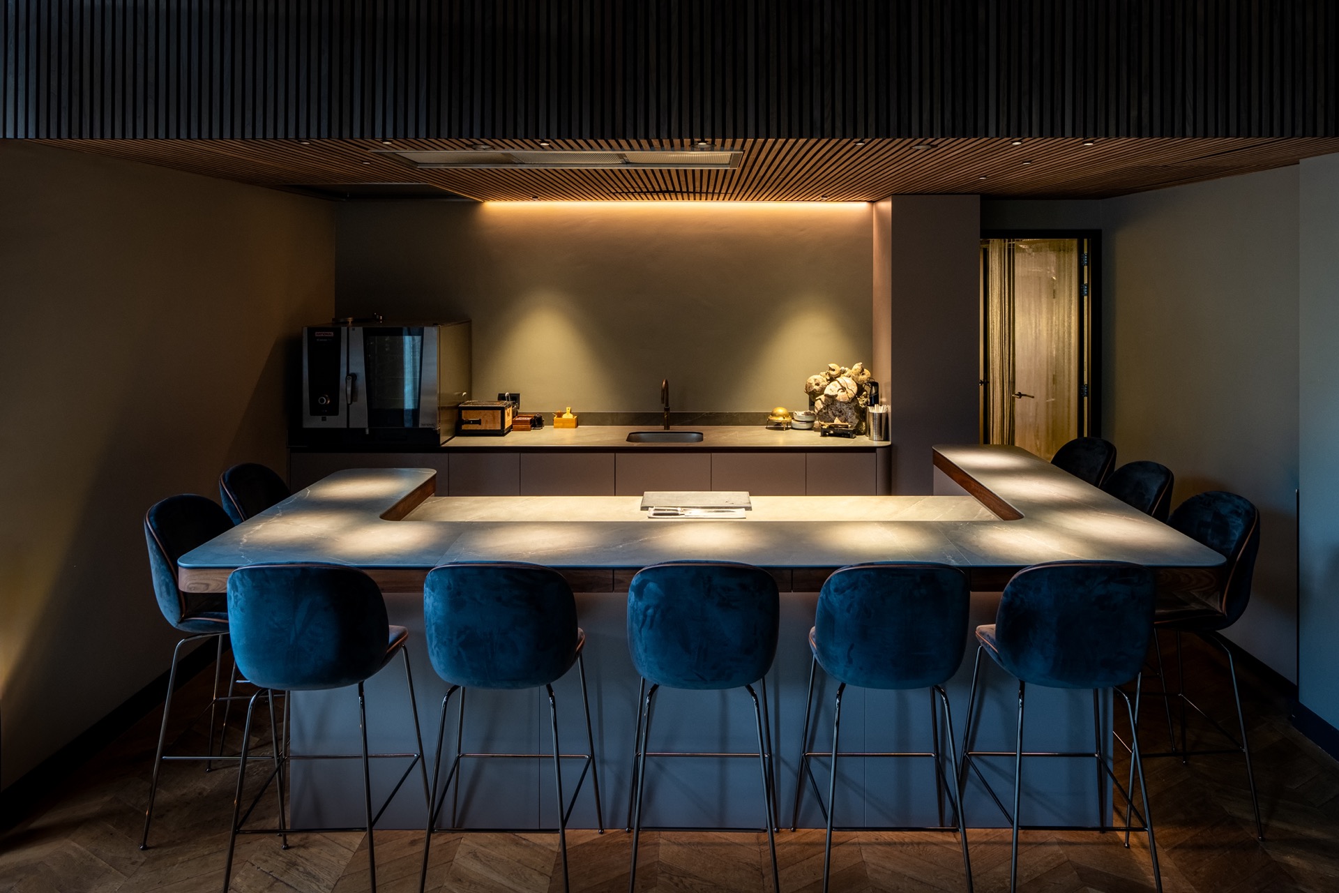 cucina chef’s table con induzione invisibile: cucina chef’s table con piano di lavoro lungo, zona cottura integrata e parete, Luxury, Design, Exclusive, Modern, Custom Made, Special, Beautiful