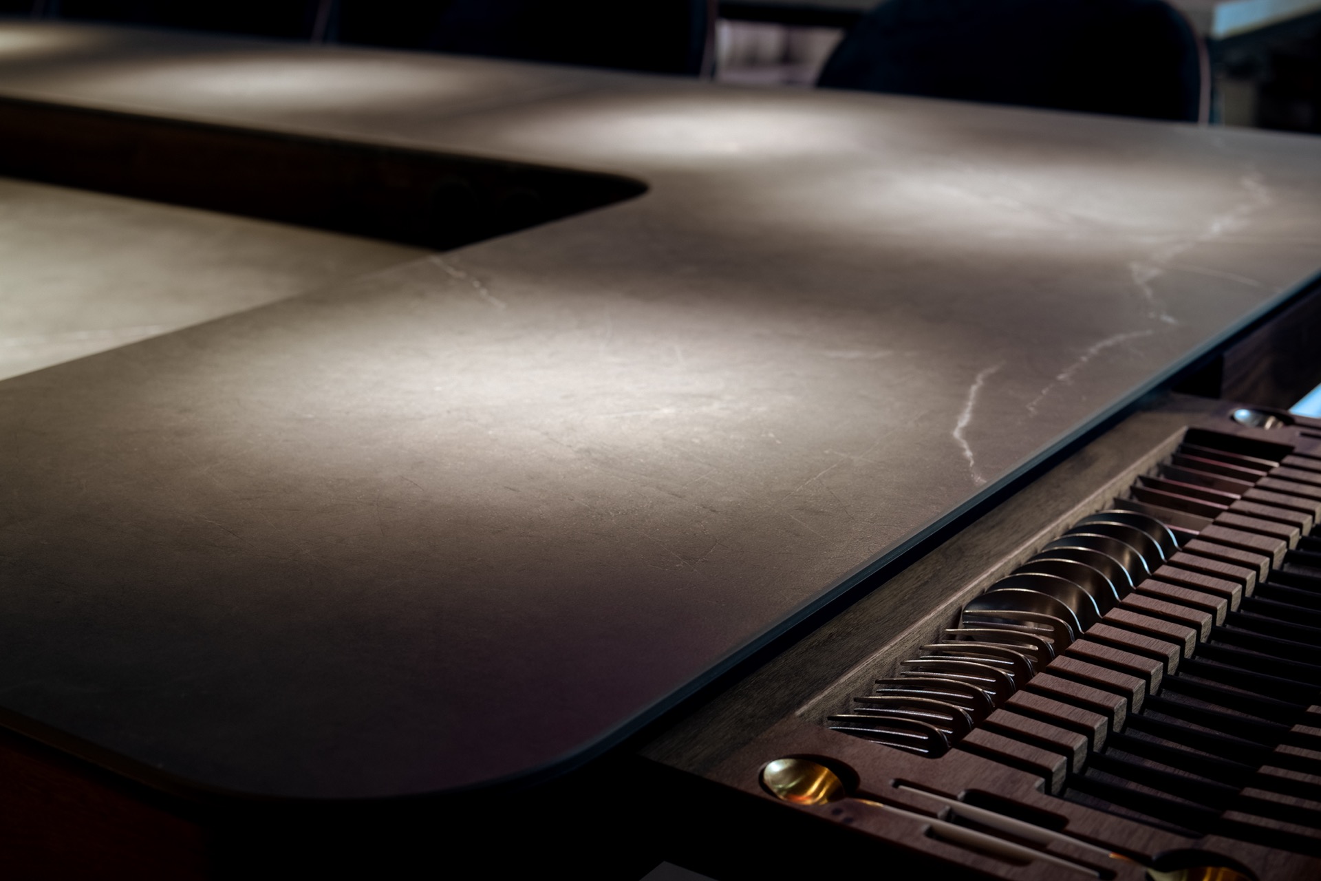 cucina chef’s table con induzione invisibile: piano di lavoro chef’s table illuminato di blu con vista sulla zona cottura e, Luxury, Design, Exclusive, Modern, Custom Made, Special, Beautiful