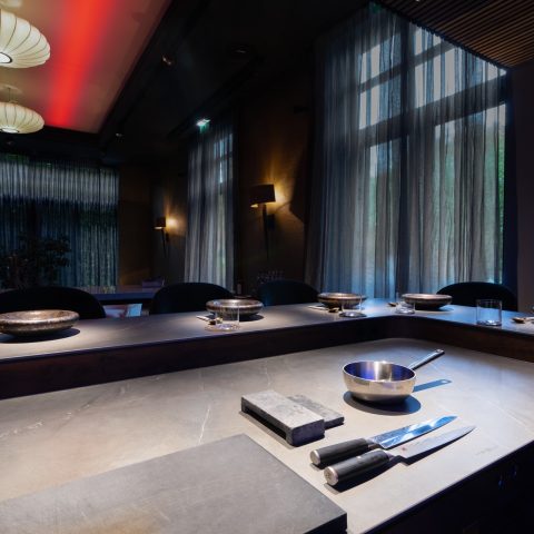Cucina chef’s table con induzione invisibile e zone di cottura integrate