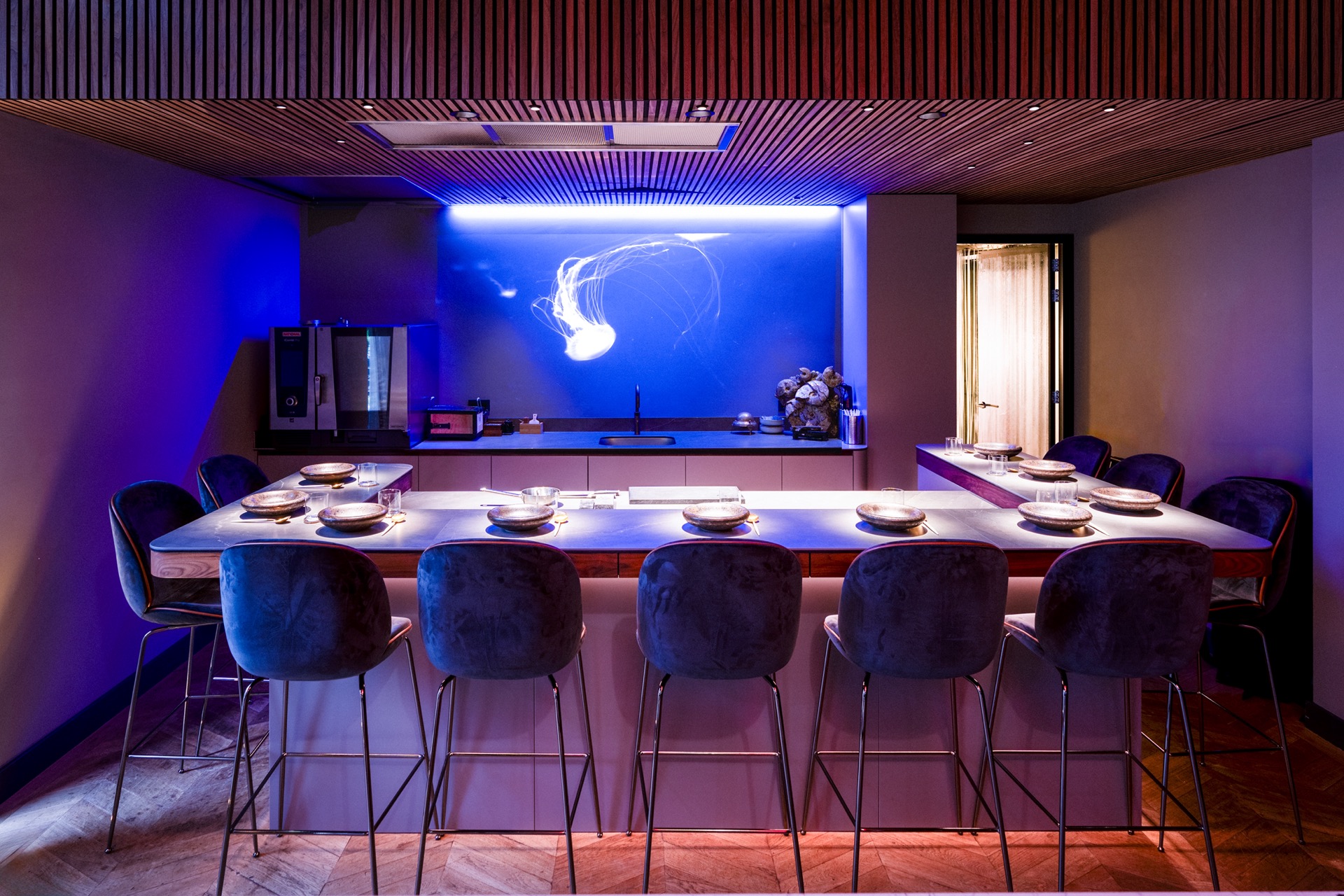 cucina chef’s table con induzione invisibile: cucina chef’s table con parete attrezzata, luci d’atmosfera colorate e sedute, Luxury, Design, Exclusive, Modern, Custom Made, Special, Beautiful