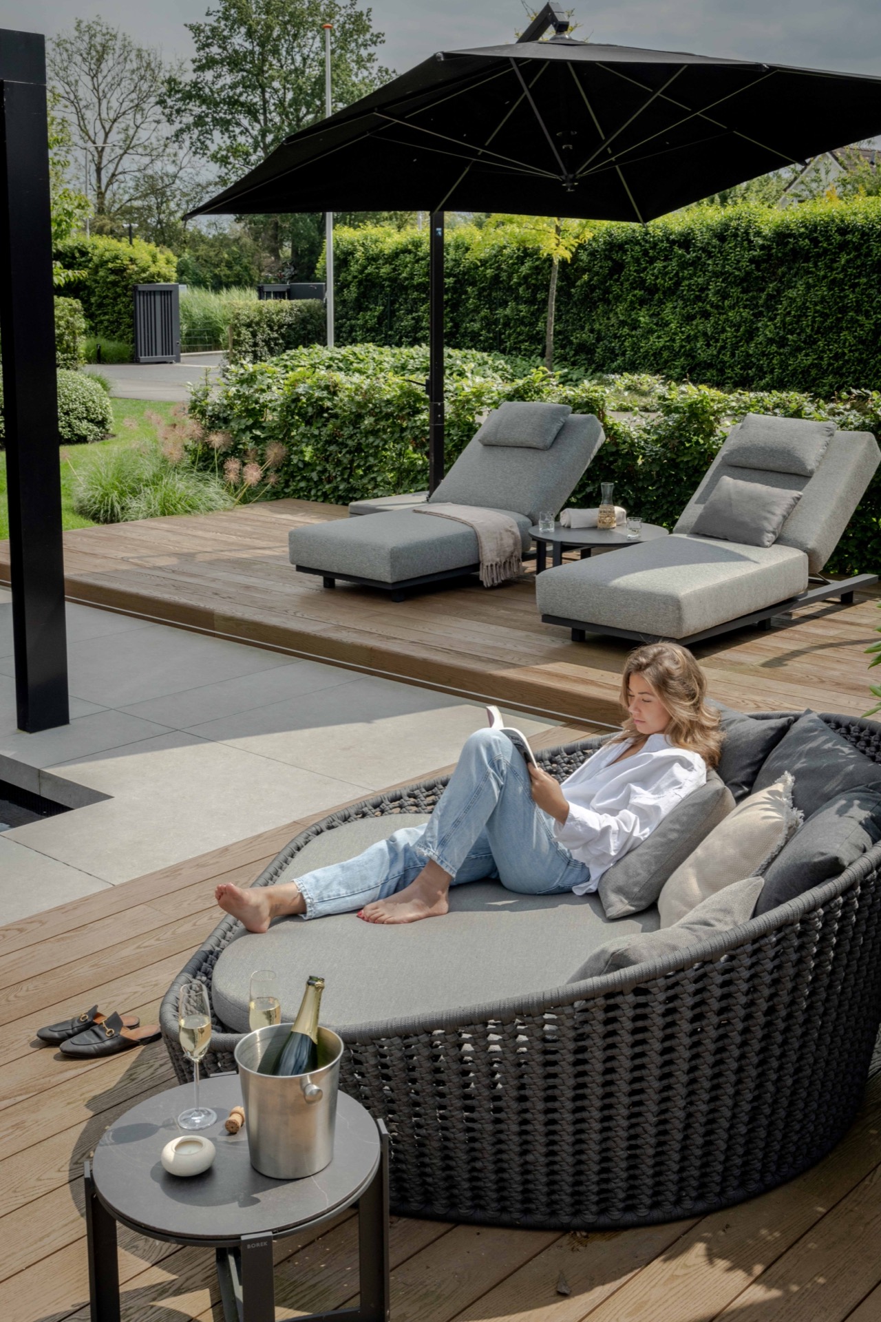giardino simmetrico con piscina: area salotto sotto un parasole/struttura nera con decking in legno e bordure verdi, Luxury, Design, Exclusive, Modern, Custom Made, Special, Beautiful