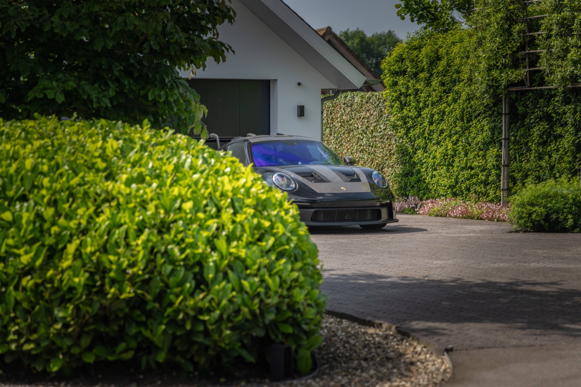 giardino simmetrico con piscina: viale d’accesso accanto a una casa moderna con verde curato e ingresso, Luxury, Design, Exclusive, Modern, Custom Made, Special, Beautiful