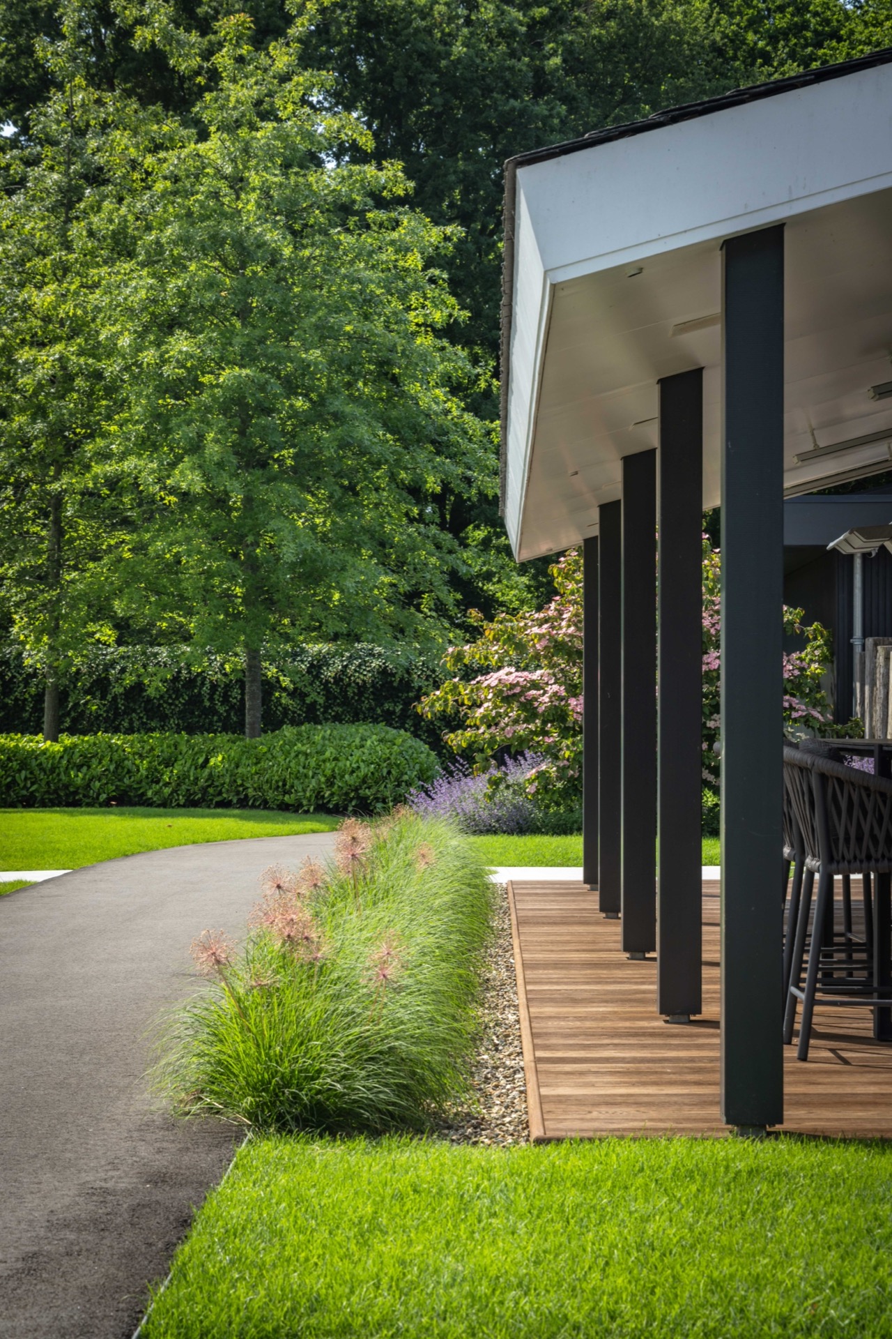 giardino simmetrico con piscina: patio moderno con percorso in cemento, assi in legno e aiuole ordinate, Luxury, Design, Exclusive, Modern, Custom Made, Special, Beautiful