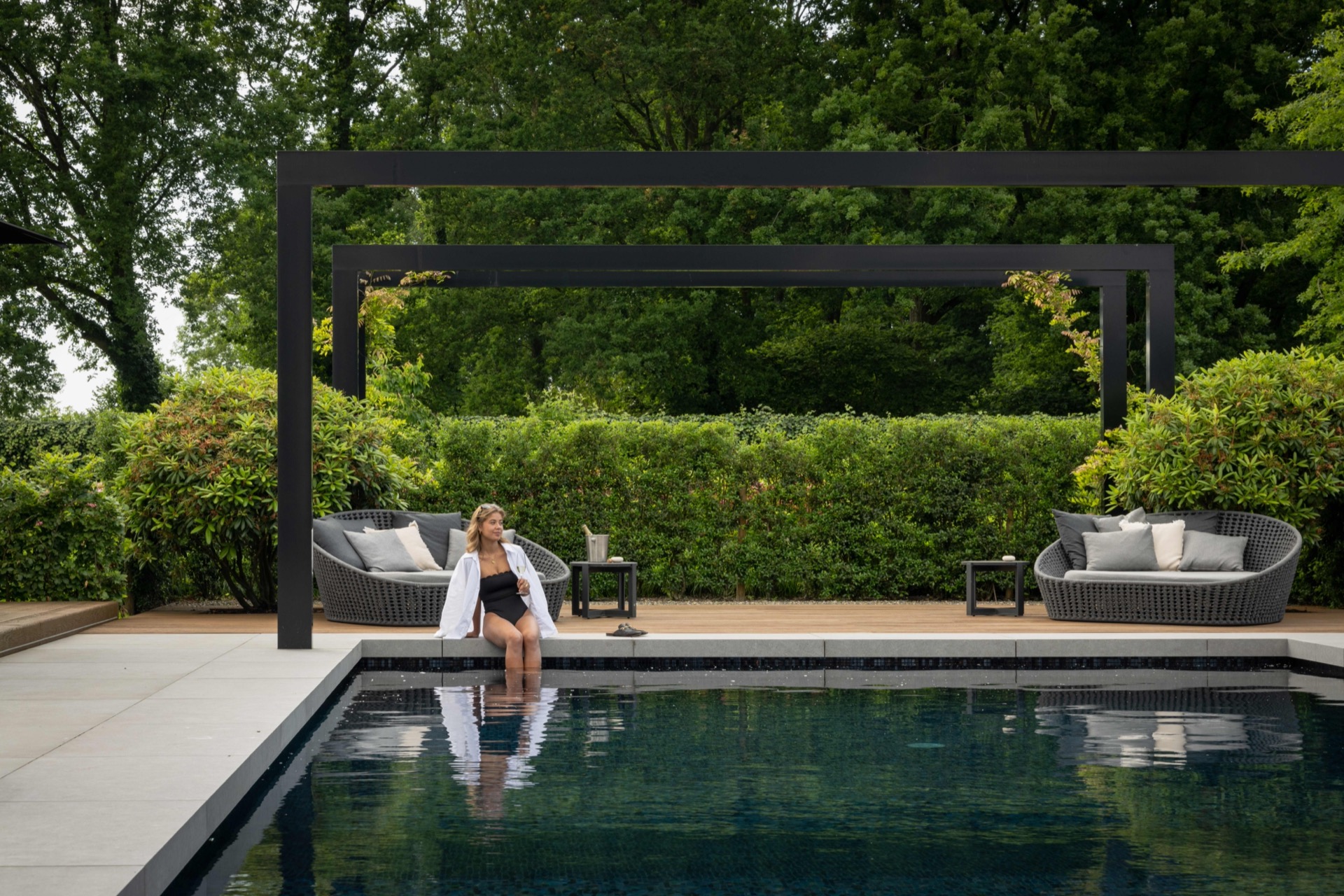 giardino simmetrico con piscina: area salotto vicino alla piscina con doppia pergola nera e bordi verdi ordinati, Luxury, Design, Exclusive, Modern, Custom Made, Special, Beautiful