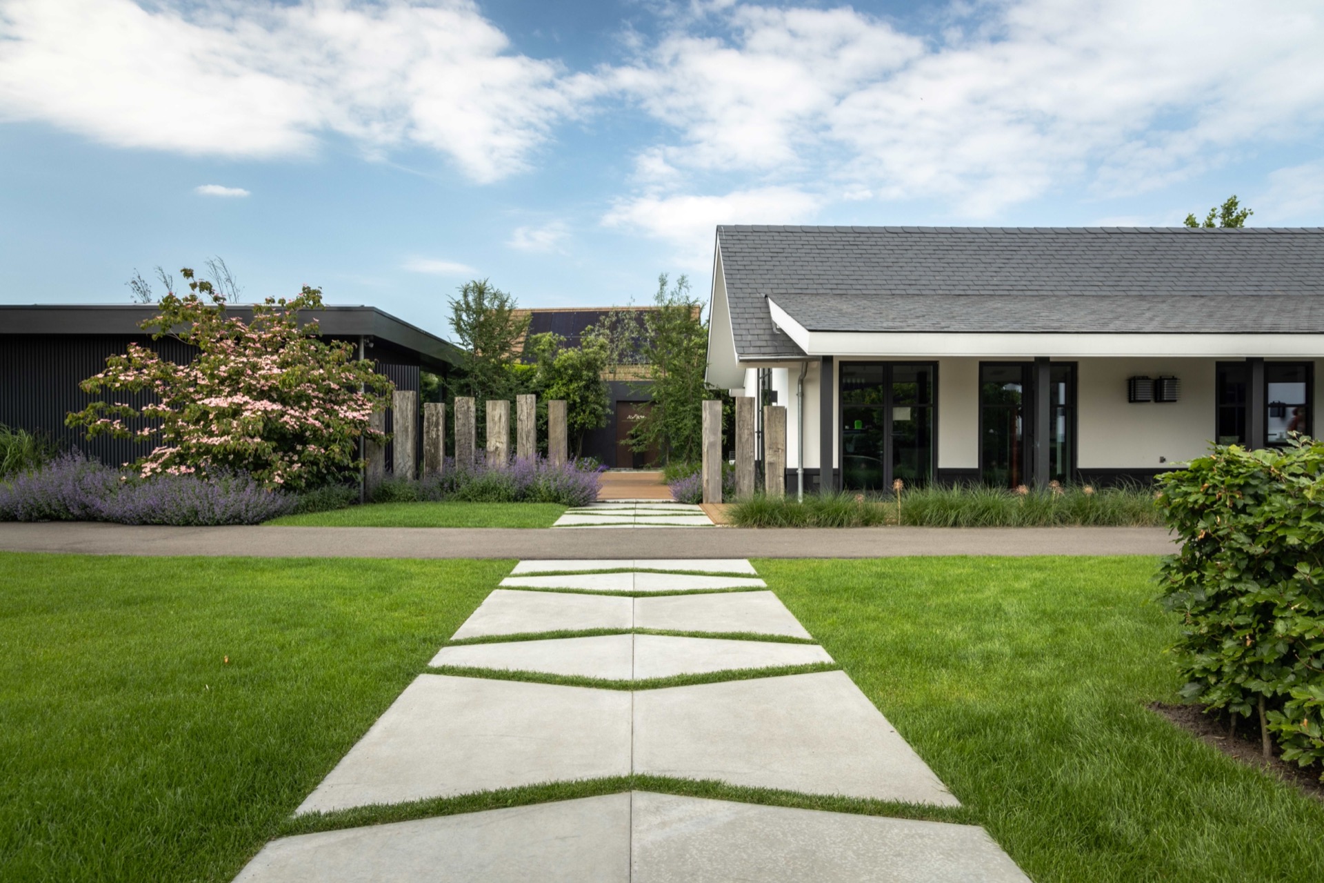 giardino simmetrico con piscina: prato con pietre per passi geometriche che formano un percorso verso la villa moderna, Luxury, Design, Exclusive, Modern, Custom Made, Special, Beautiful