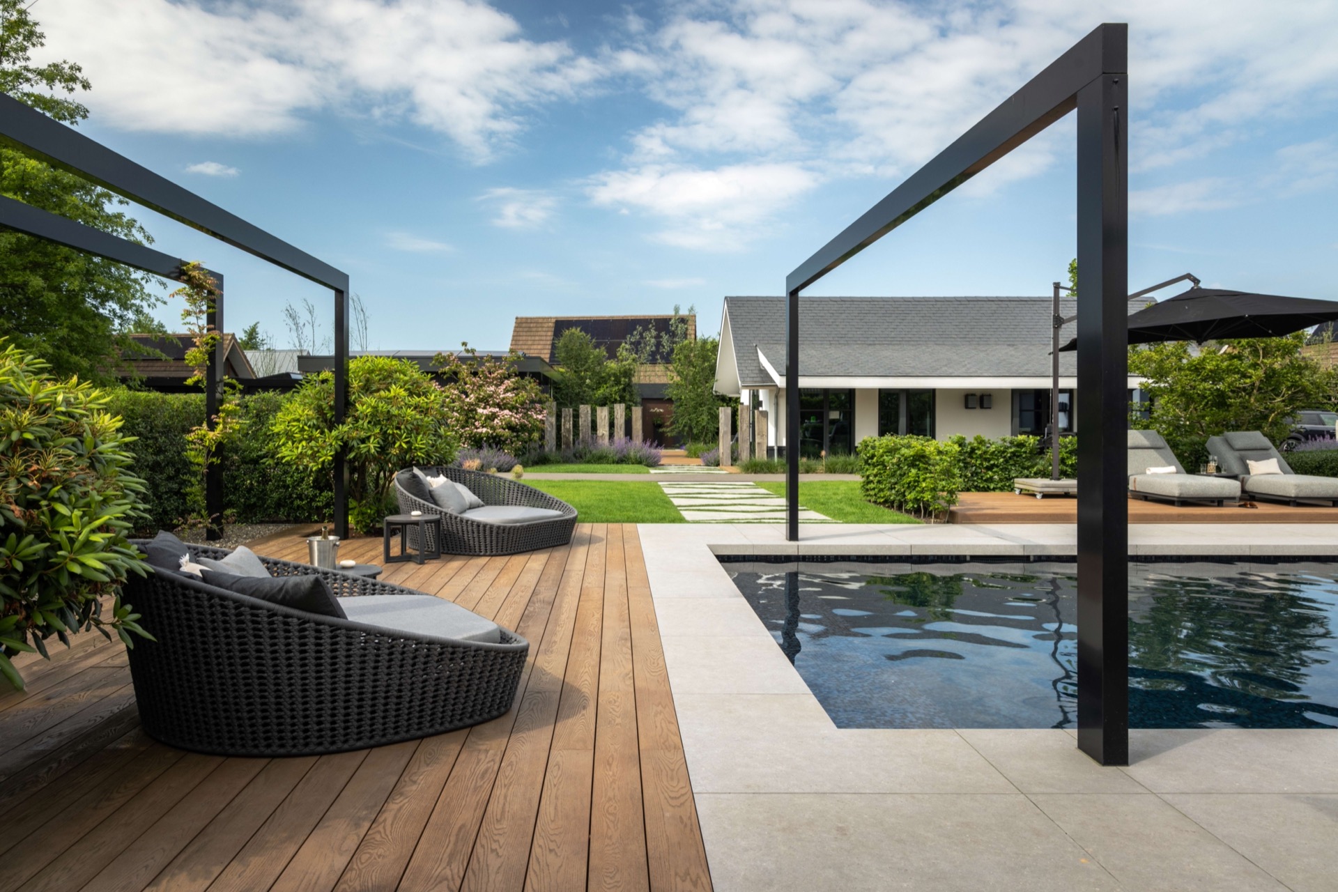 giardino simmetrico con piscina: bordo terrazza moderno con doghe in legno e piscina accanto a pavimento piastrellato, Luxury, Design, Exclusive, Modern, Custom Made, Special, Beautiful