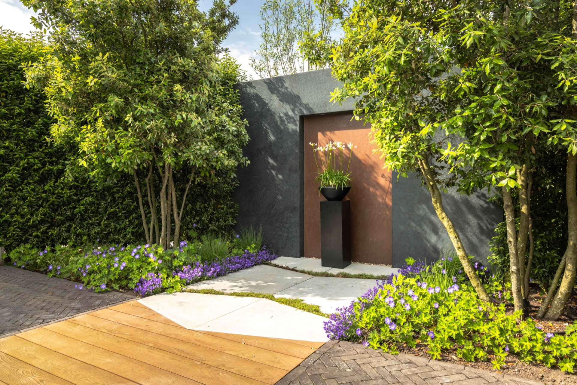 giardino simmetrico con piscina: dettaglio del muro da giardino con finitura grigia e bronzo e bordo fiorito, Luxury, Design, Exclusive, Modern, Custom Made, Special, Beautiful