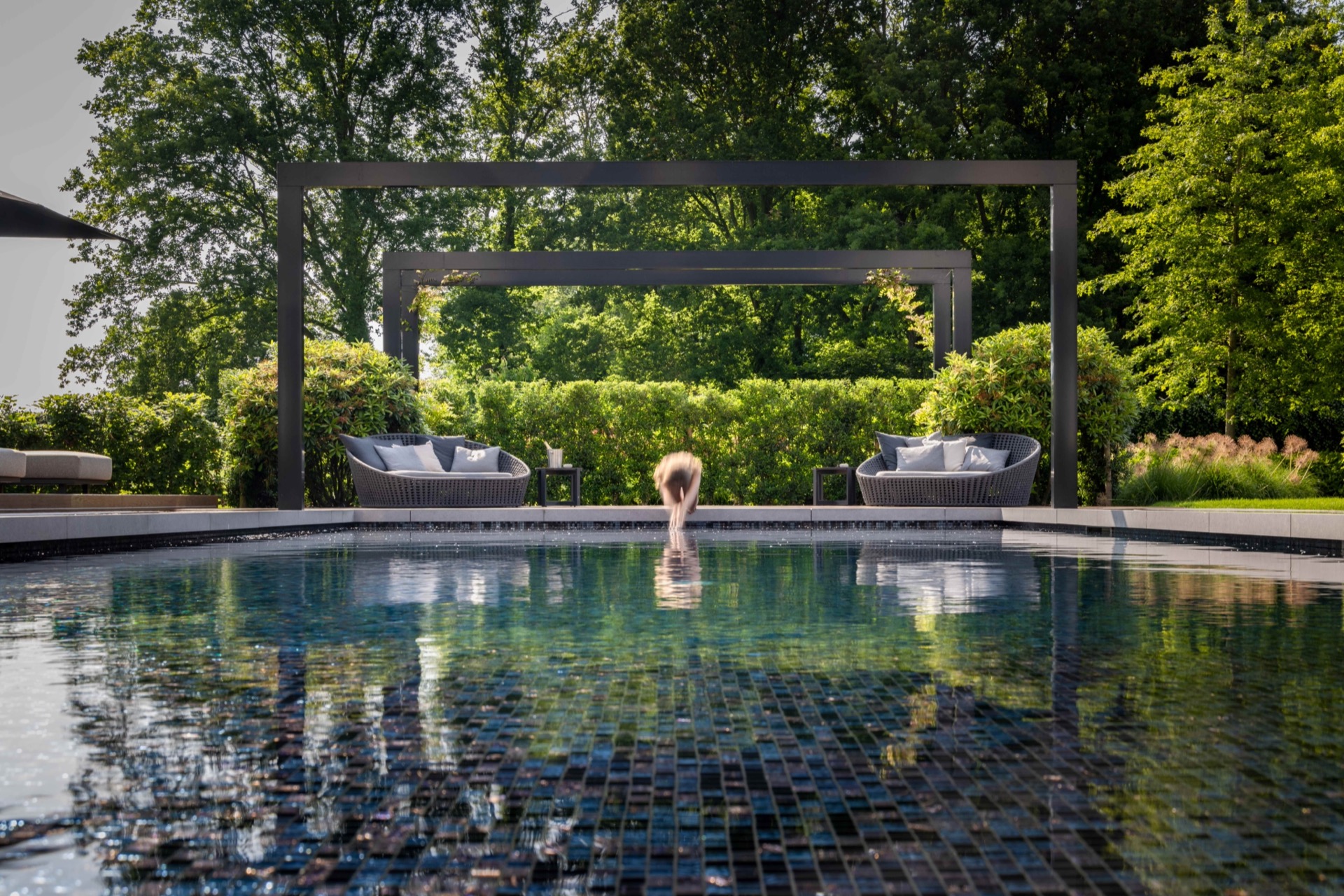giardino simmetrico con piscina: fronte della piscina con doppia pergola nera e sedute su entrambi i lati, Luxury, Design, Exclusive, Modern, Custom Made, Special, Beautiful