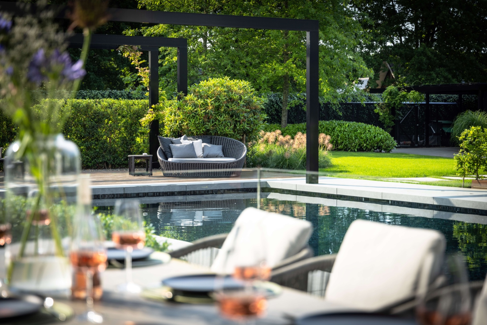 giardino simmetrico con piscina: pergola che inquadra la vista della piscina con sedute sotto in un giardino strutturato, Luxury, Design, Exclusive, Modern, Custom Made, Special, Beautiful
