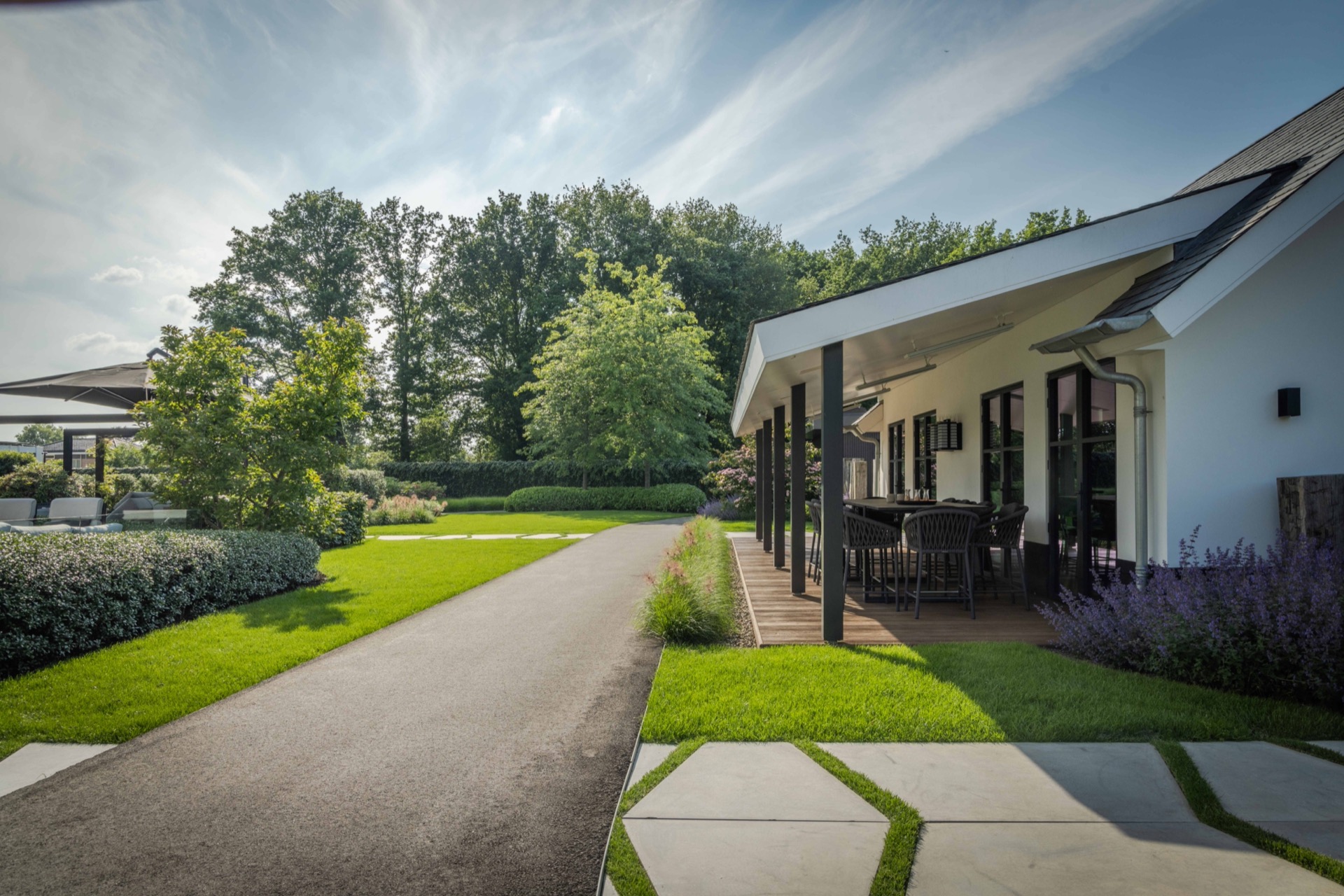 giardino simmetrico con piscina: vista notturna di un giardino moderno con percorsi illuminati, villa e montanti della, Luxury, Design, Exclusive, Modern, Custom Made, Special, Beautiful