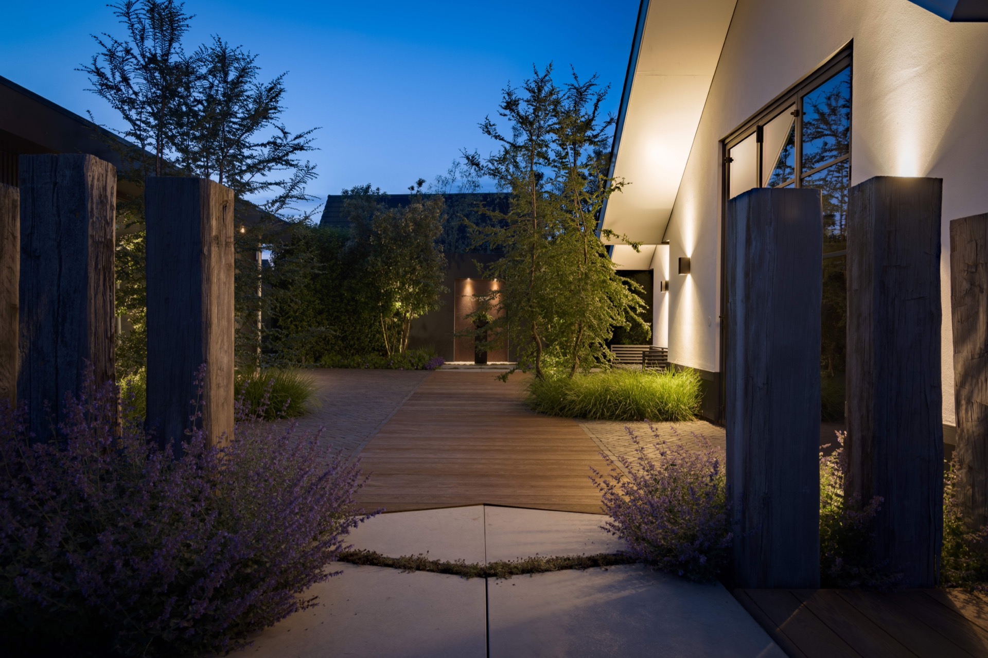 giardino simmetrico con piscina: vista serale di villa e giardino con percorsi illuminati e luci vicino alla terrazza, Luxury, Design, Exclusive, Modern, Custom Made, Special, Beautiful
