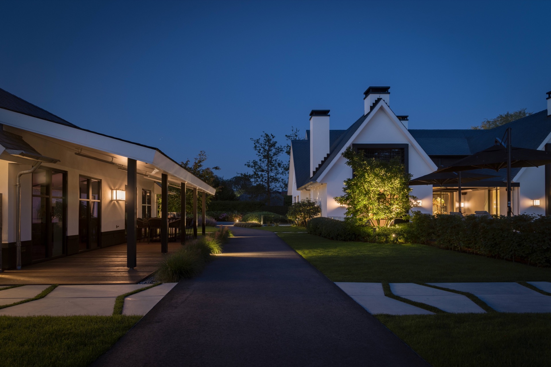giardino simmetrico con piscina: vista notturna di un percorso in giardino con illuminazione lineare verso la villa e piante, Luxury, Design, Exclusive, Modern, Custom Made, Special, Beautiful