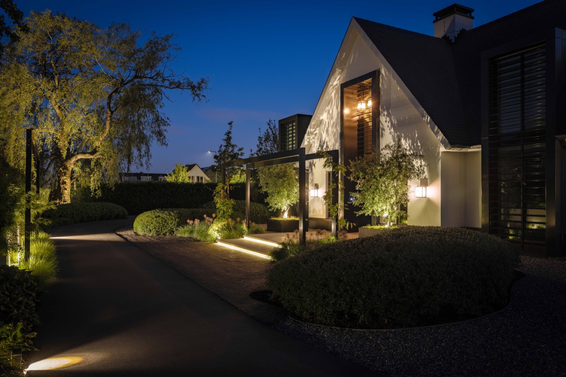 giardino simmetrico con piscina: vista notturna del giardino anteriore con bordi illuminati e silhouette della pergola, Luxury, Design, Exclusive, Modern, Custom Made, Special, Beautiful