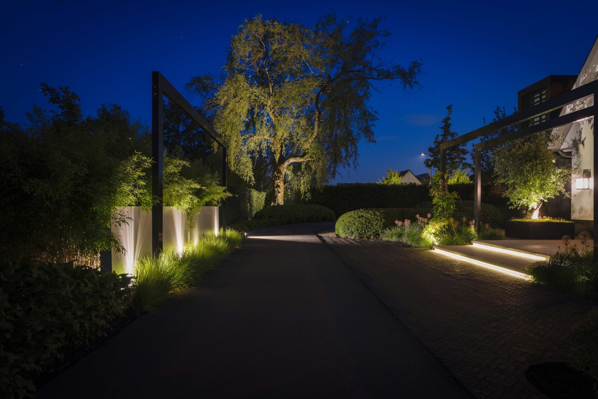 giardino simmetrico con piscina: vista notturna di giardino e villa con pergola in silhouette e facciata illuminata con luce, Luxury, Design, Exclusive, Modern, Custom Made, Special, Beautiful
