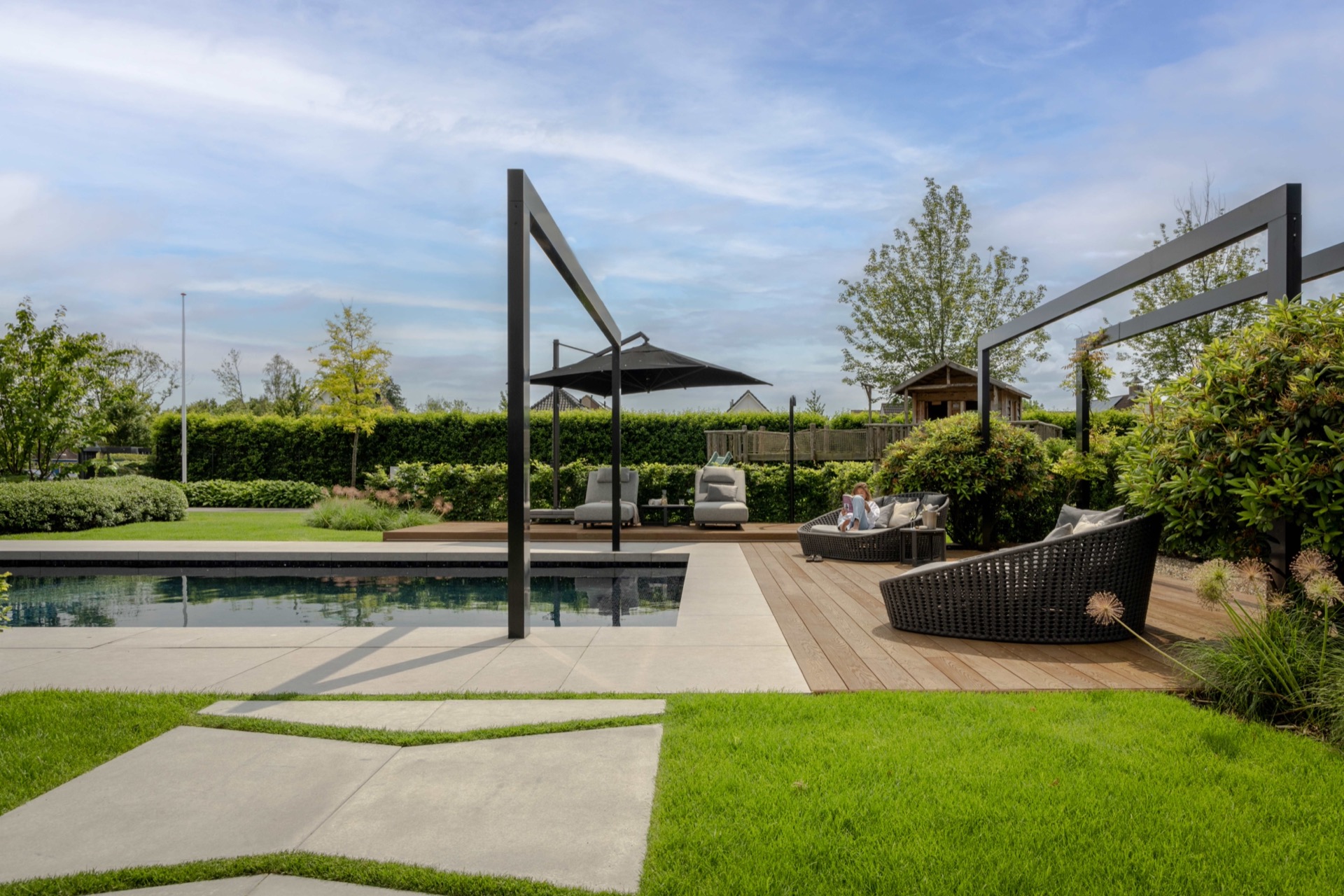 giardino simmetrico con piscina: vista notturna di una piscina illuminata con riflessi e villa illuminata, Luxury, Design, Exclusive, Modern, Custom Made, Special, Beautiful