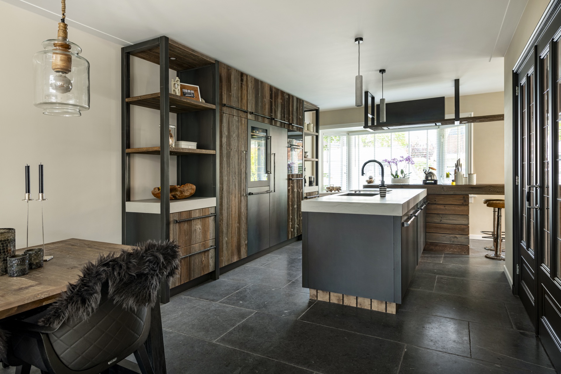 cucina in barnwood misto: cucina rustica con parete armadi in barnwood, ante grigie e isola, Luxury, Design, Exclusive, Modern, Custom Made, Special, Beautiful