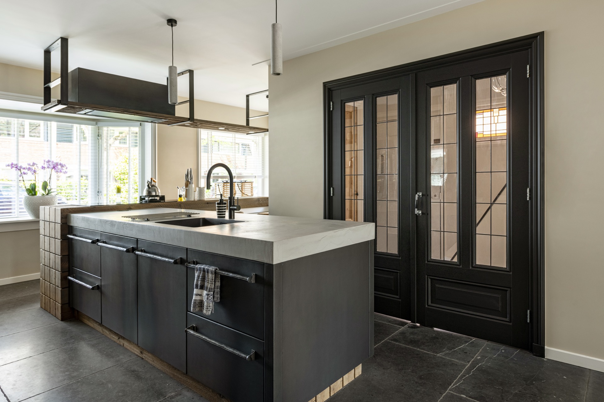 cucina in barnwood misto: vista ampia di una cucina rustica con frontali in metallo, zoccolino in barnwood e porte scure, Luxury, Design, Exclusive, Modern, Custom Made, Special, Beautiful