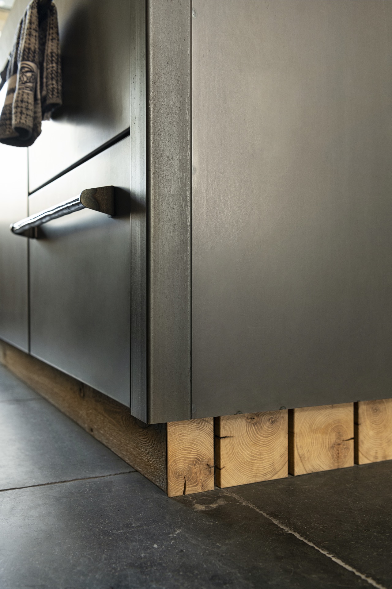 cucina in barnwood misto: dettaglio della base del mobile grigio scuro con struttura metallica e zoccolino in barnwood, Luxury, Design, Exclusive, Modern, Custom Made, Special, Beautiful
