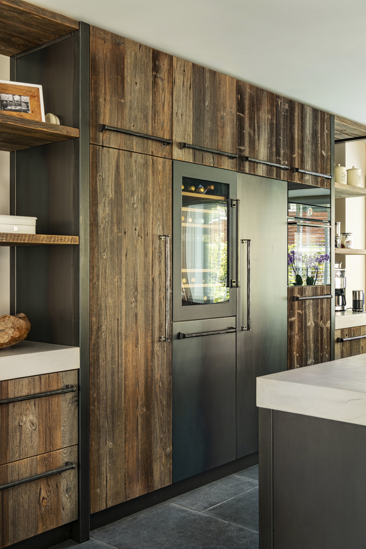 cucina in barnwood misto: parete di mobili in barnwood con inserto in vetro e maniglie lineari, Luxury, Design, Exclusive, Modern, Custom Made, Special, Beautiful