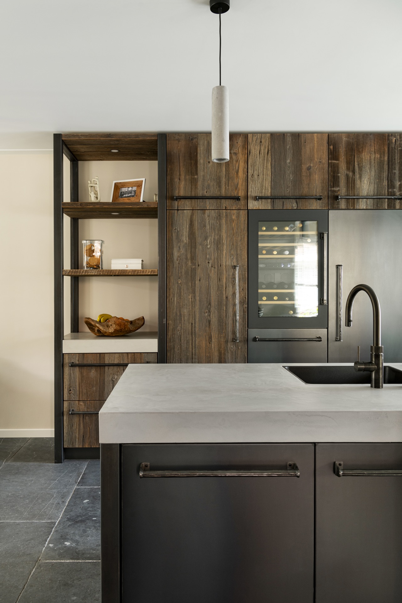 cucina in barnwood misto: dettaglio parete cucina in barnwood con forno integrato e nicchie, Luxury, Design, Exclusive, Modern, Custom Made, Special, Beautiful